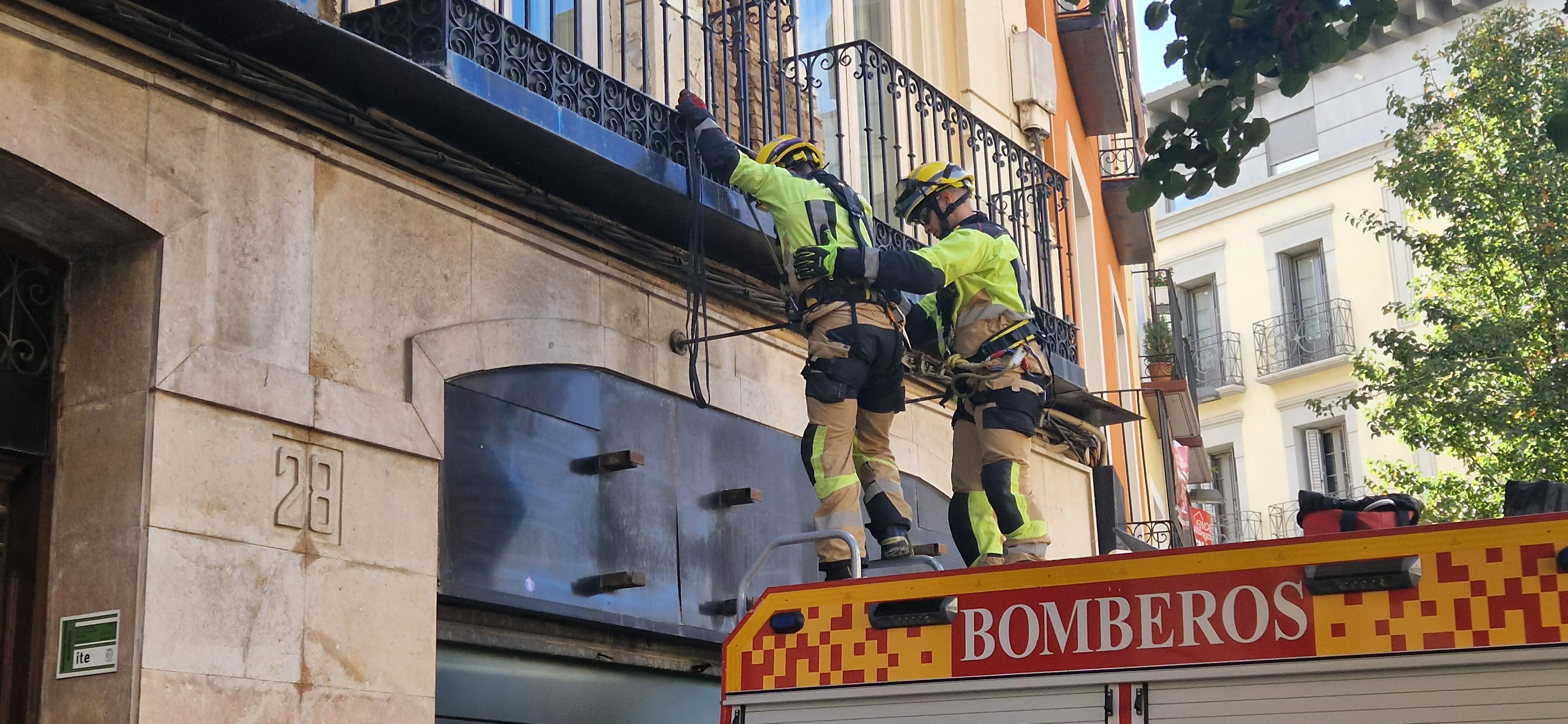 Actuación de los Bomberos de Huesca en el Coso Bajo. Foto Myriam Martínez 