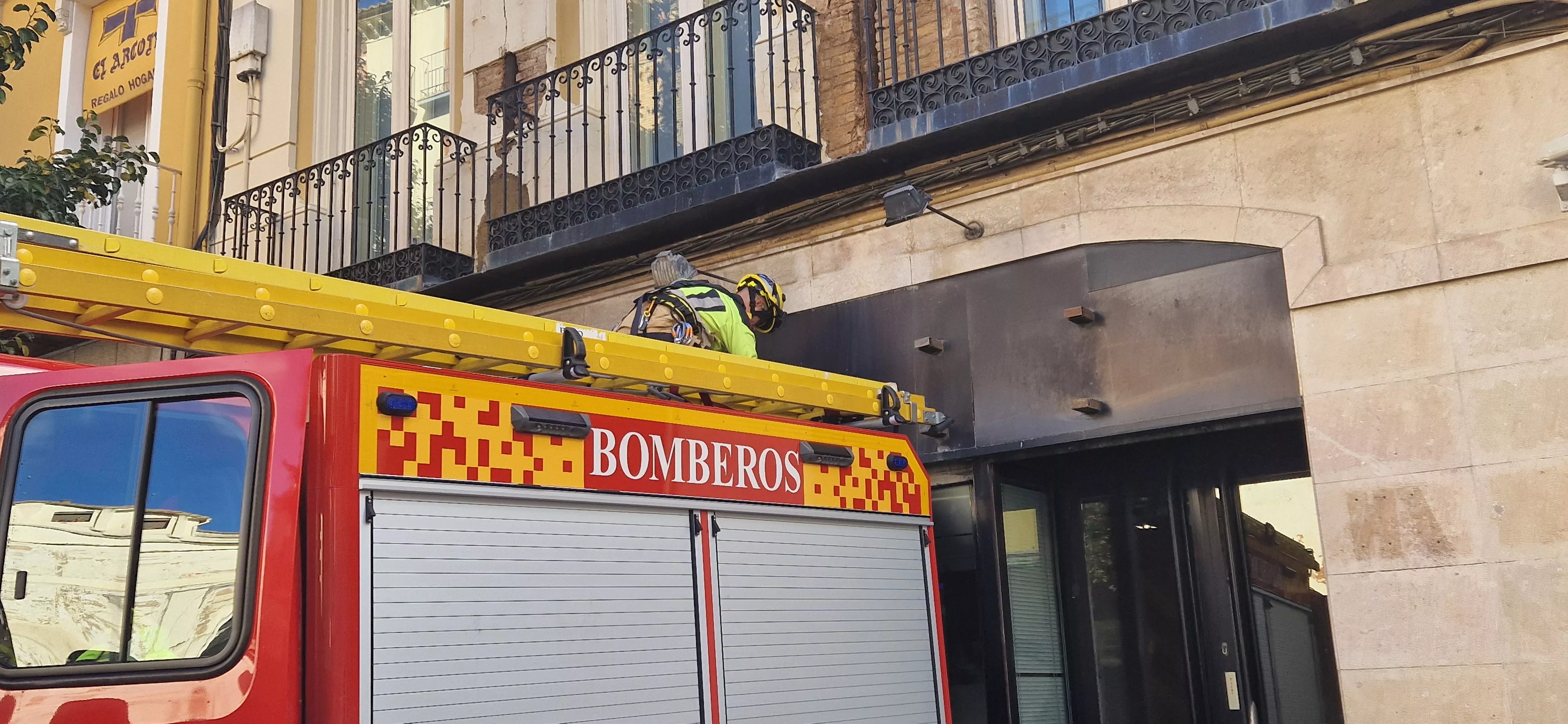 Actuación de los Bomberos de Huesca en el Coso Bajo. Foto Myriam Martínez 