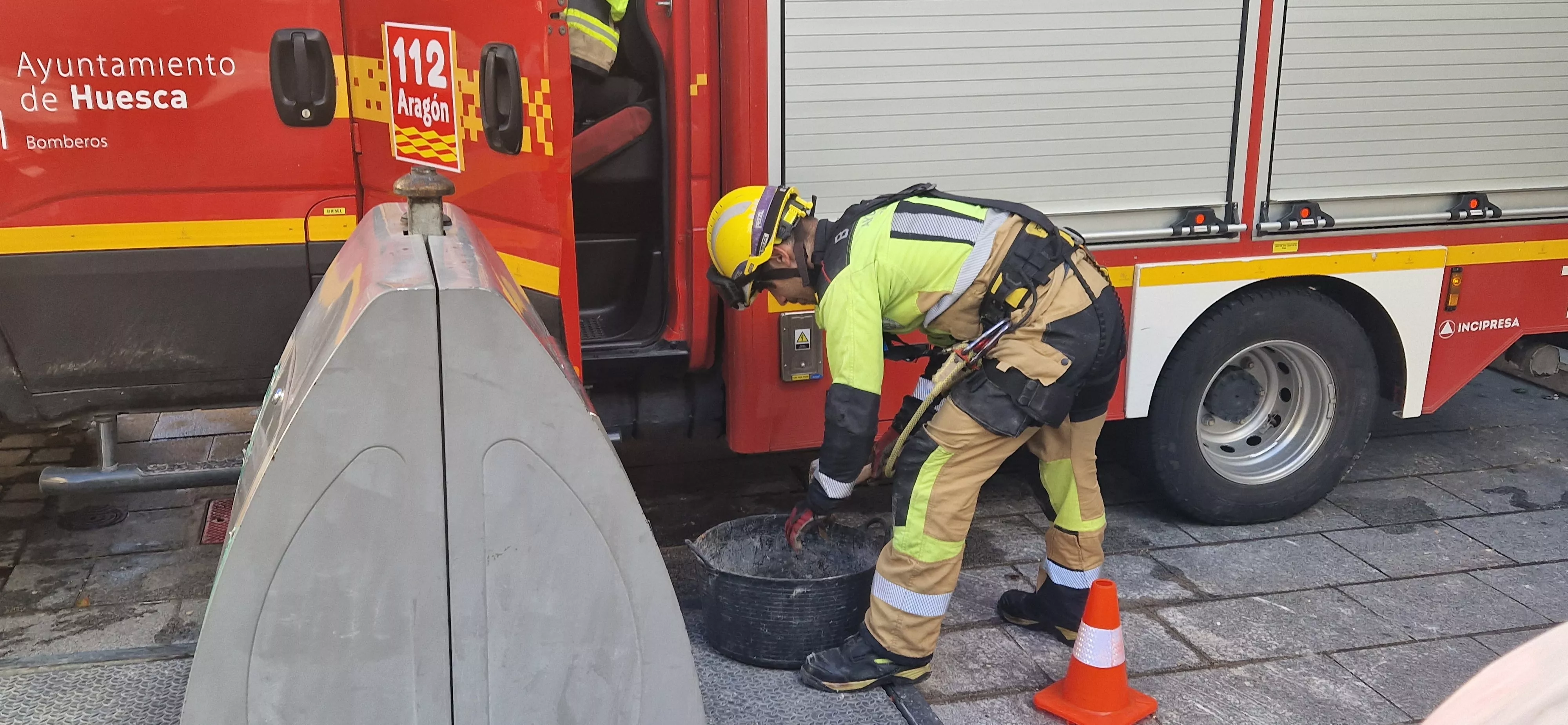 Actuación de los Bomberos de Huesca en el Coso Bajo. Foto Myriam Martínez 