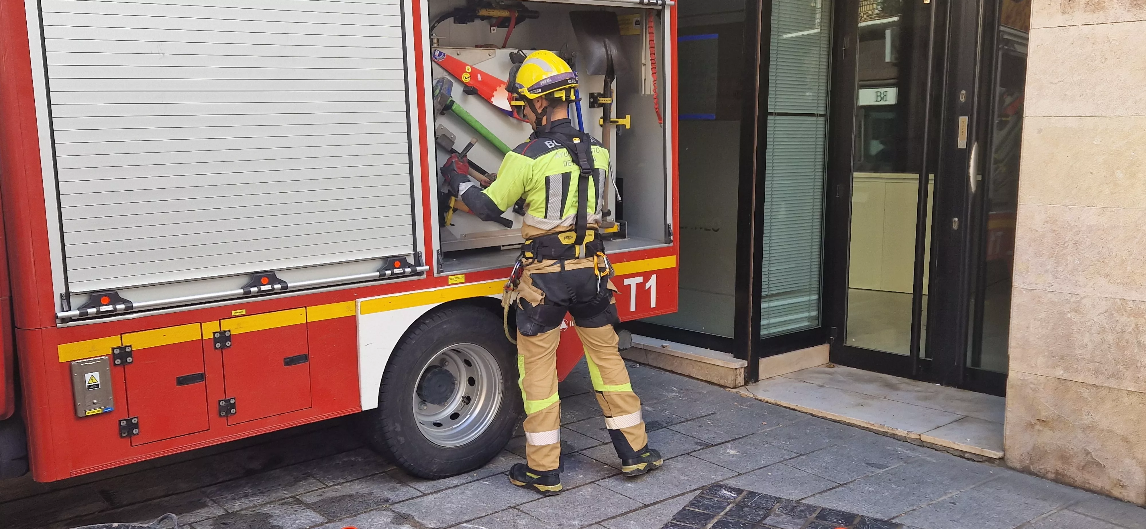 Actuación de los Bomberos de Huesca en el Coso Bajo. Foto Myriam Martínez