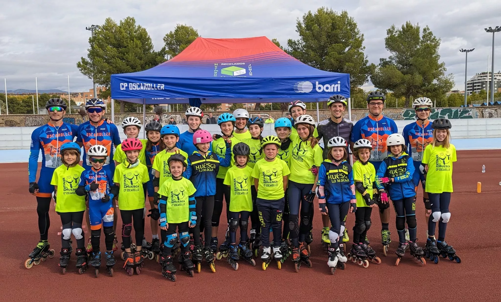 Participantes en el estreno de la pista de patinaje.