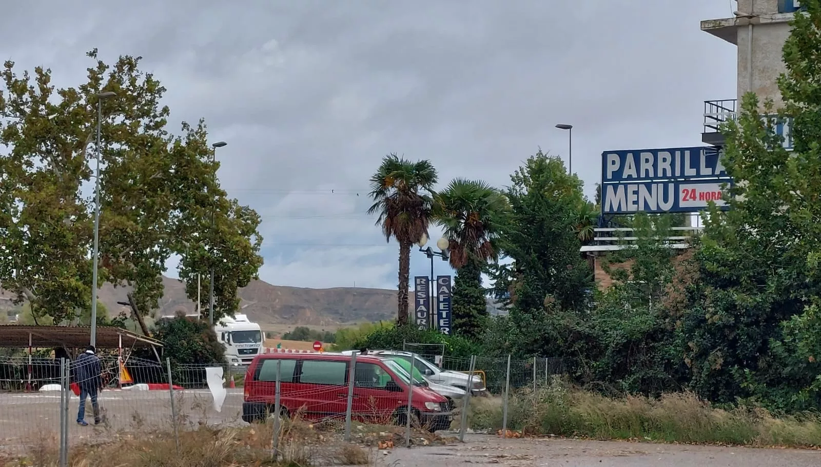 Hotel Montearagón, donde están alojados cincuenta senegaleses. VOX presenta una moción contra la inmigración ilegal