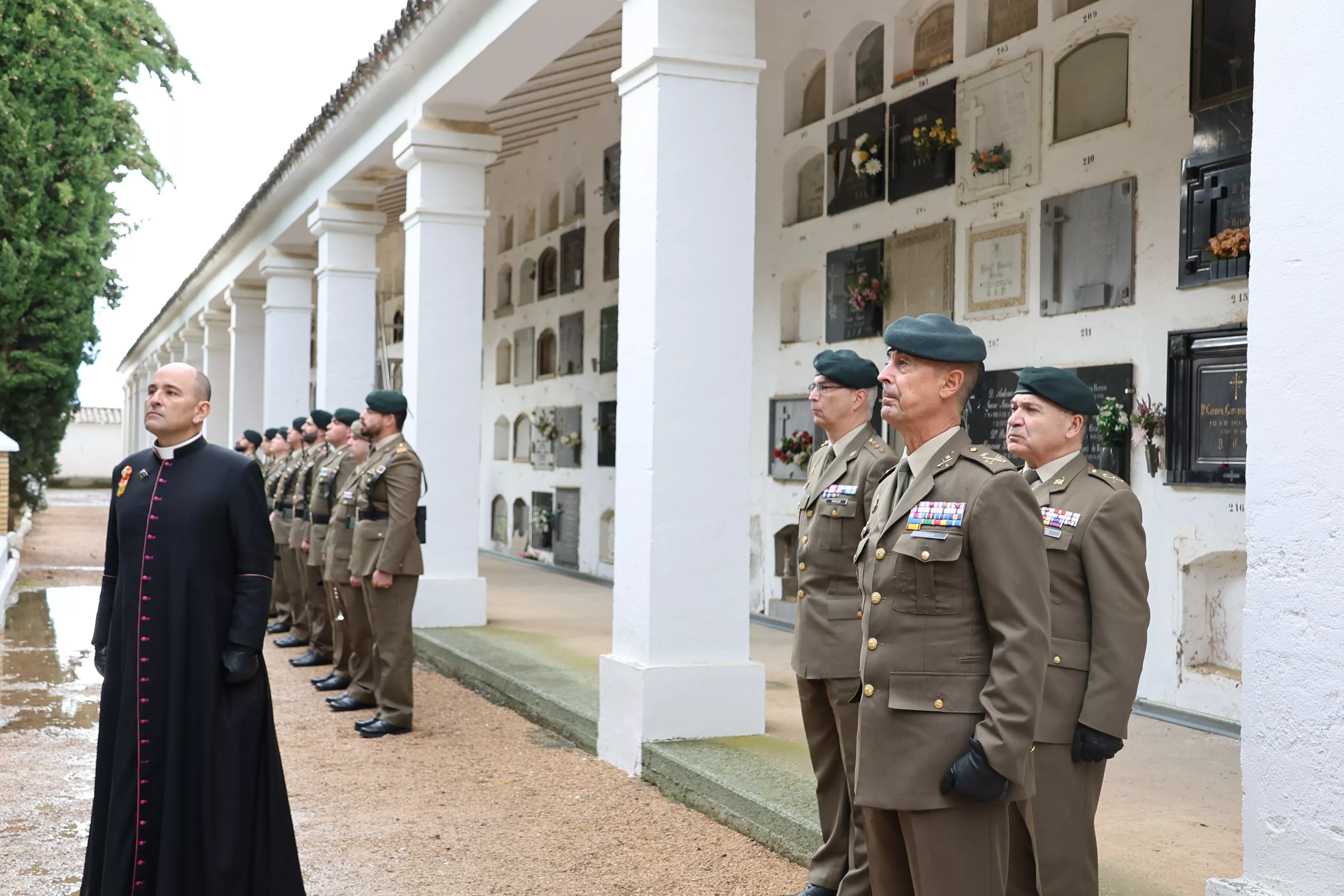 Homenaje a los Caídos en Huesca presidido por el general Vivas