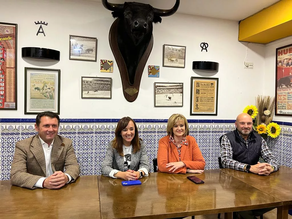 De izquierda a derecha: El Molinero, Gemma Allué, Gloria Ruiz y Pablo Ciprés. Huesca abrirá la temporada taurina aragonesa con presencia de cuatro jóvenes novilleros Foto: A. Mora