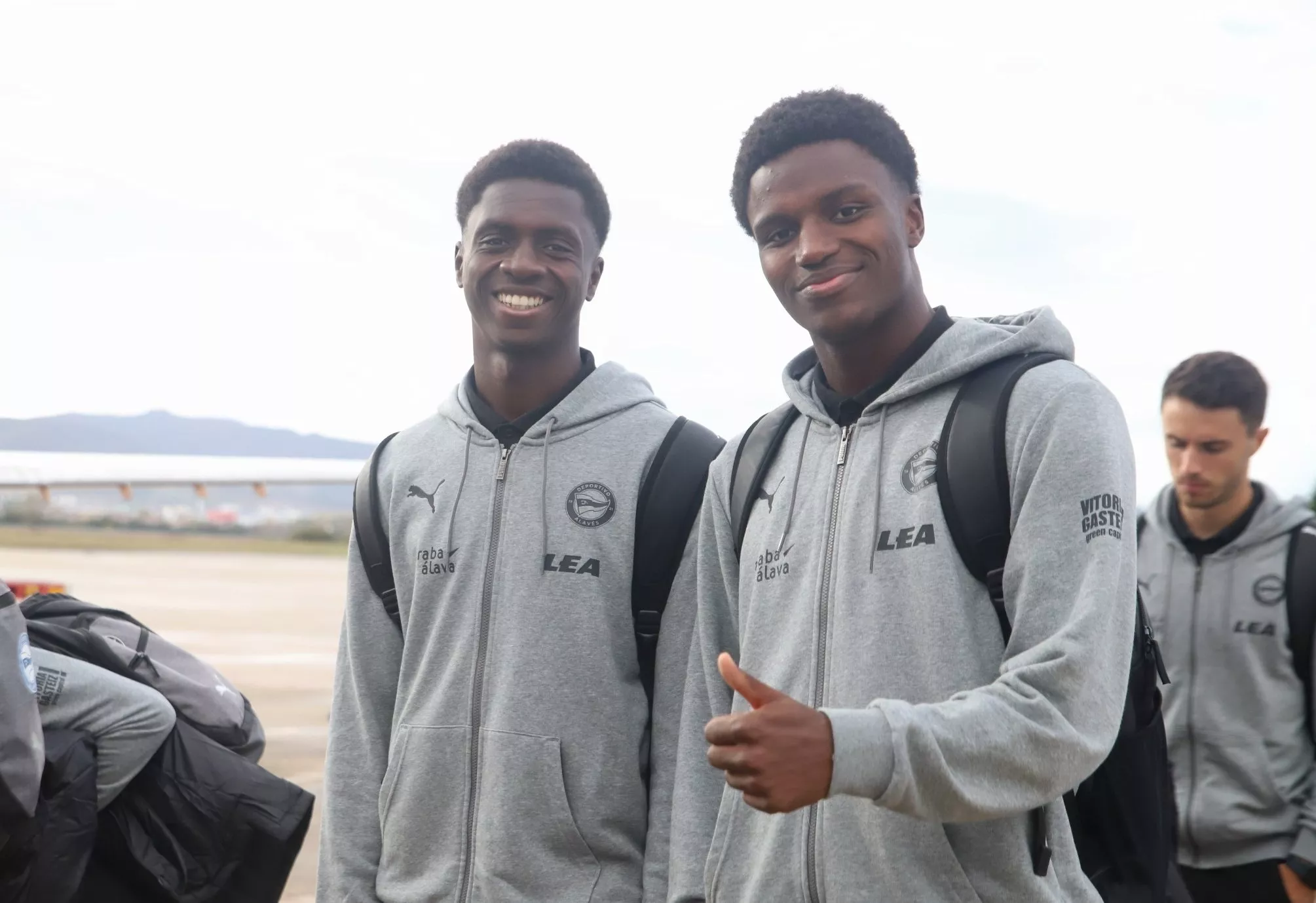 Selu Diallo, a la derecha, posa junto a un compañero del Deportivo Alavés.