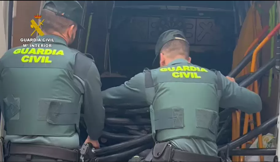 Los agentes comprueban el interior de la furgoneta que contenía el cable.