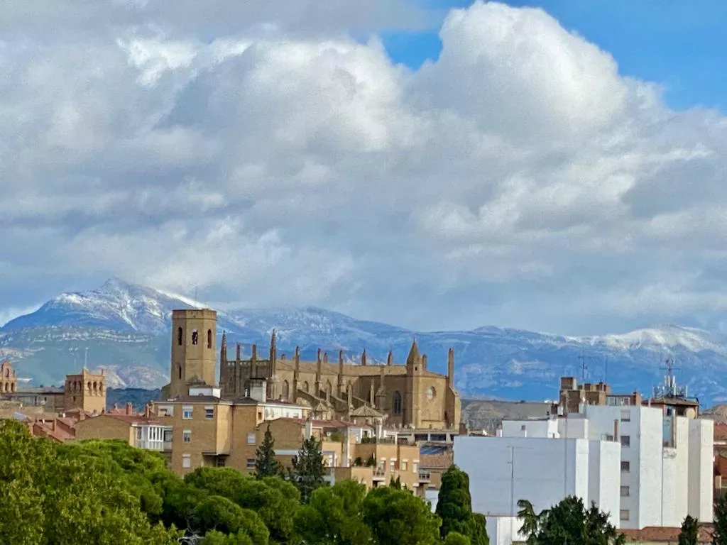 La sierra de Guara nevada se observa desde Huesca.