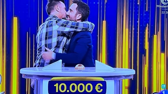 Juan y Aitor se abrazan tras finalizar la participación en el concurso. Juan y Aitor se abrazan tras finalizar la participación en el concurso.