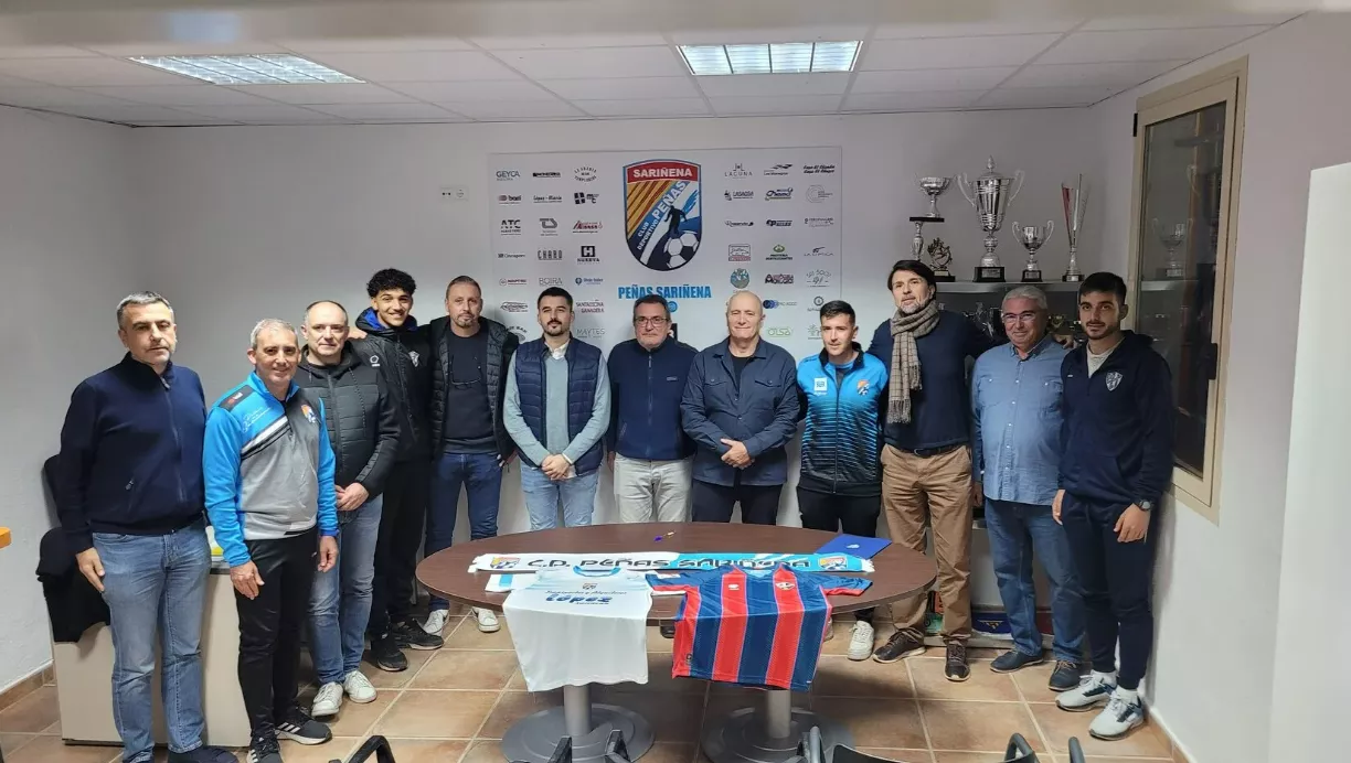 Fotografía tras la firma del convenio entre Peñas Sariñena, SD Huesca y Fundación Alcoraz