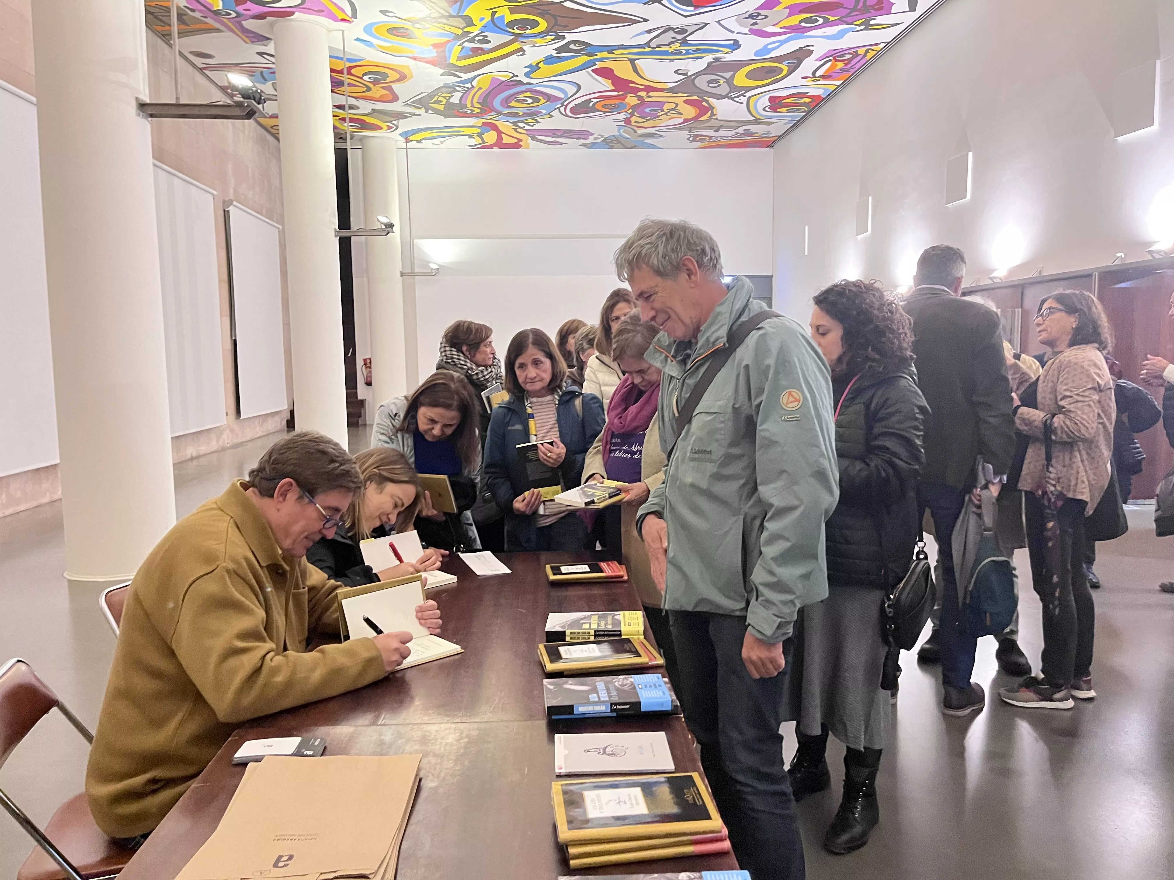 Luis García Montero y Aroa Moreno durante la firma de libros. Foto Mercedes Manterola