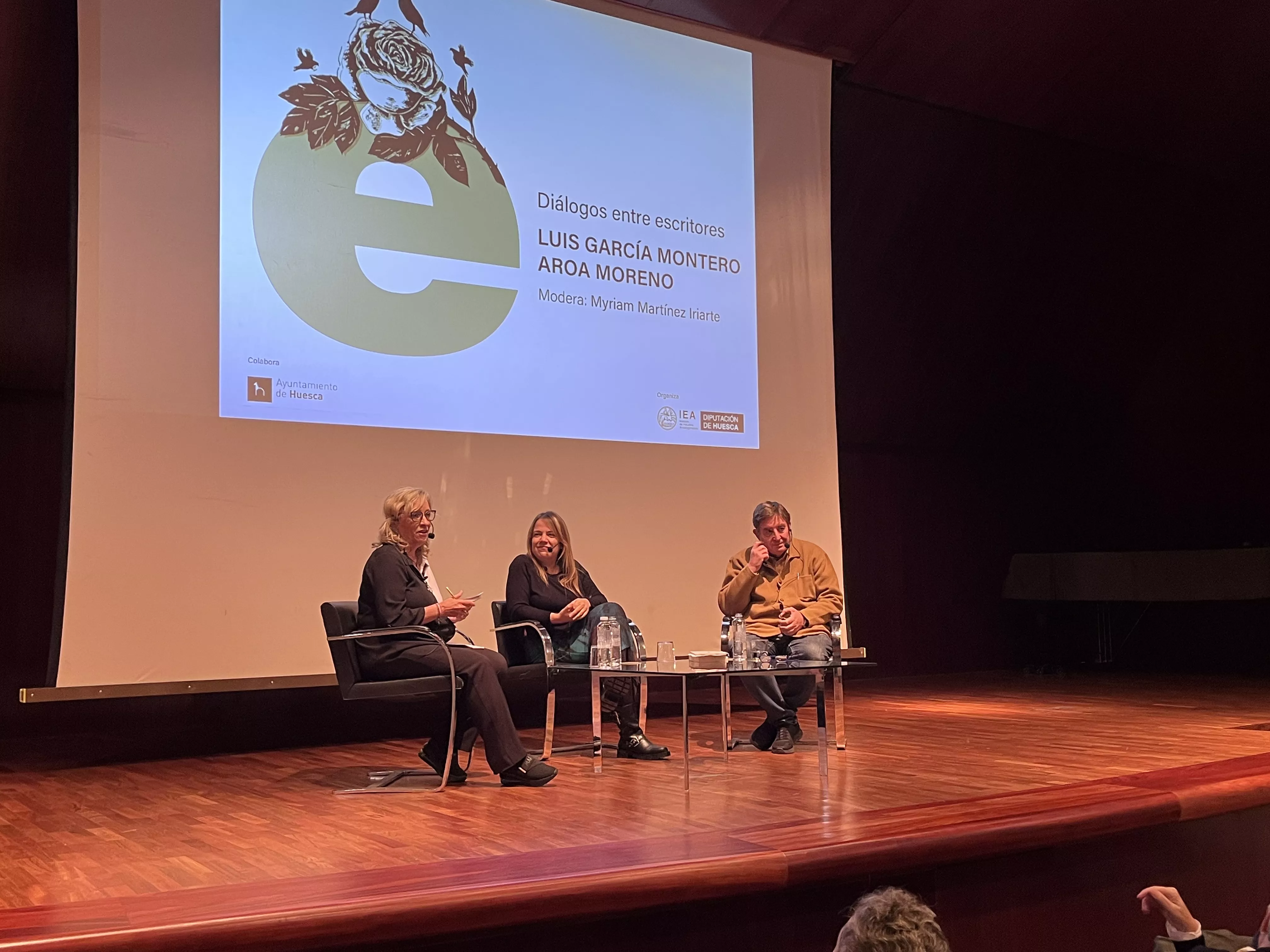 Aroa Moreno y Luis García Montero en el diálogo entre escritores moderado por Myriam Martínez. Foto Mercedes Manterola