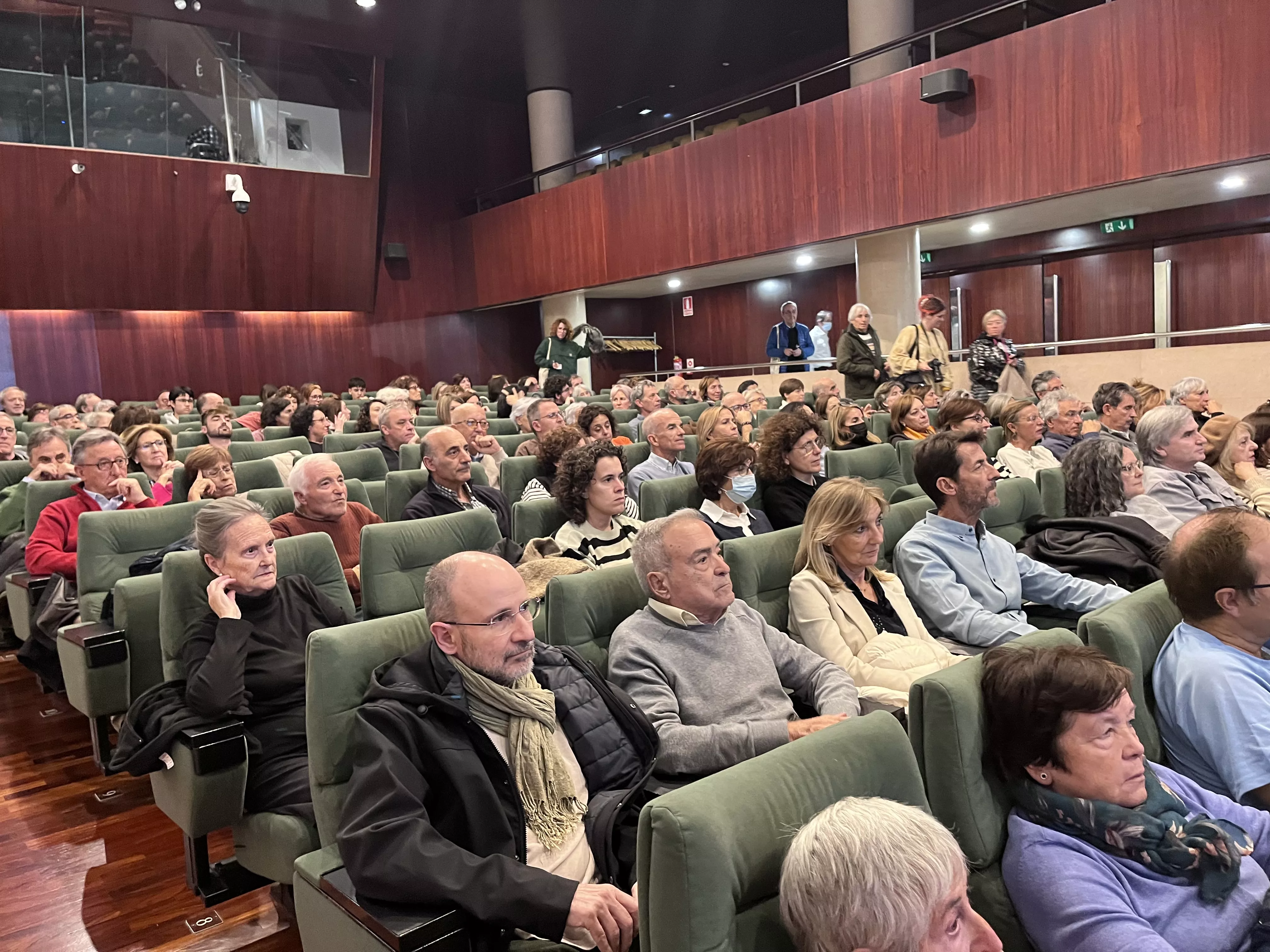 Público asistente al diálogo entre Luis García Montero y Aroa Moreno. Foto Mercedes Manterola
