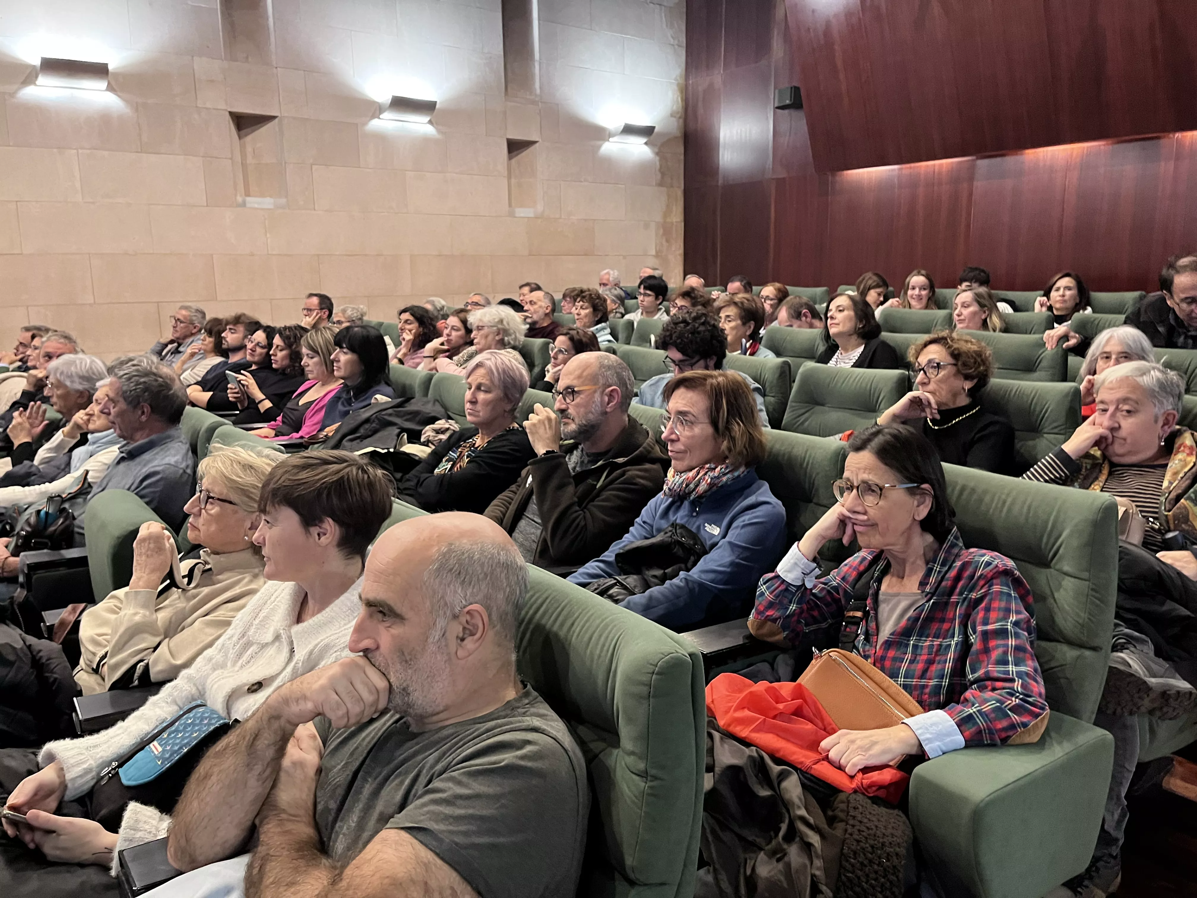 Público asistente al diálogo entre Luis García Montero y Aroa Moreno. Foto Mercedes Manterola