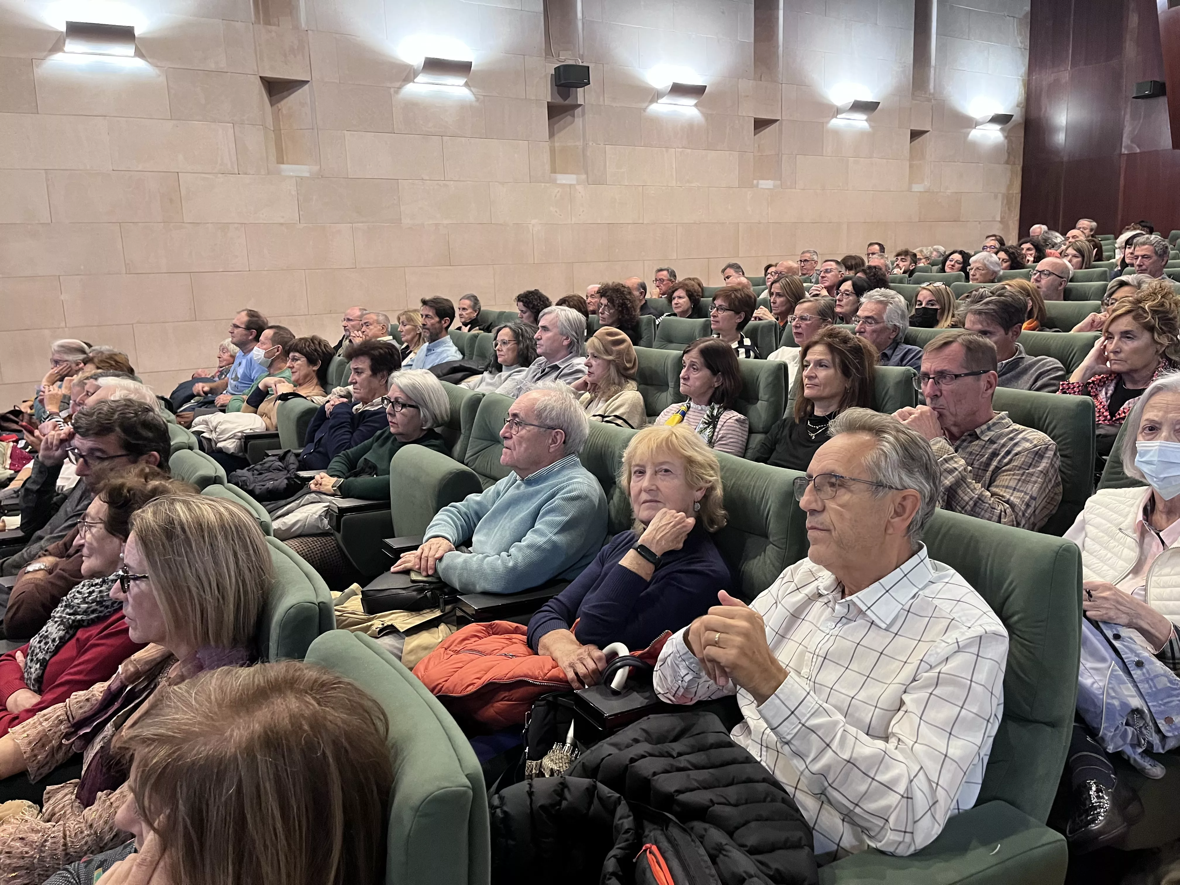Público asistente al diálogo entre Luis García Montero y Aroa Moreno. Foto Mercedes Manterola