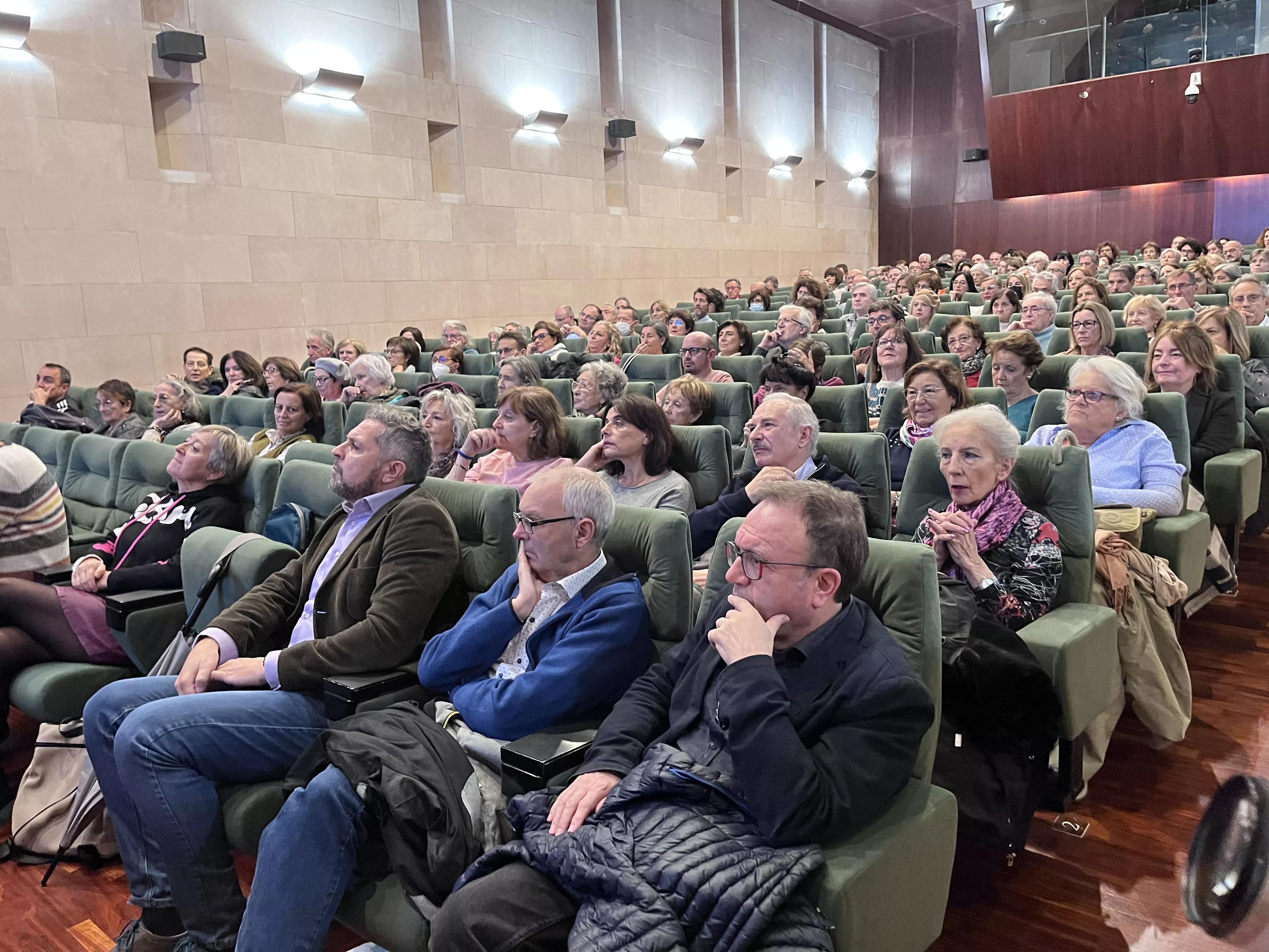Público asistente al diálogo entre Luis García Montero y Aroa Moreno. Foto Mercedes Manterola