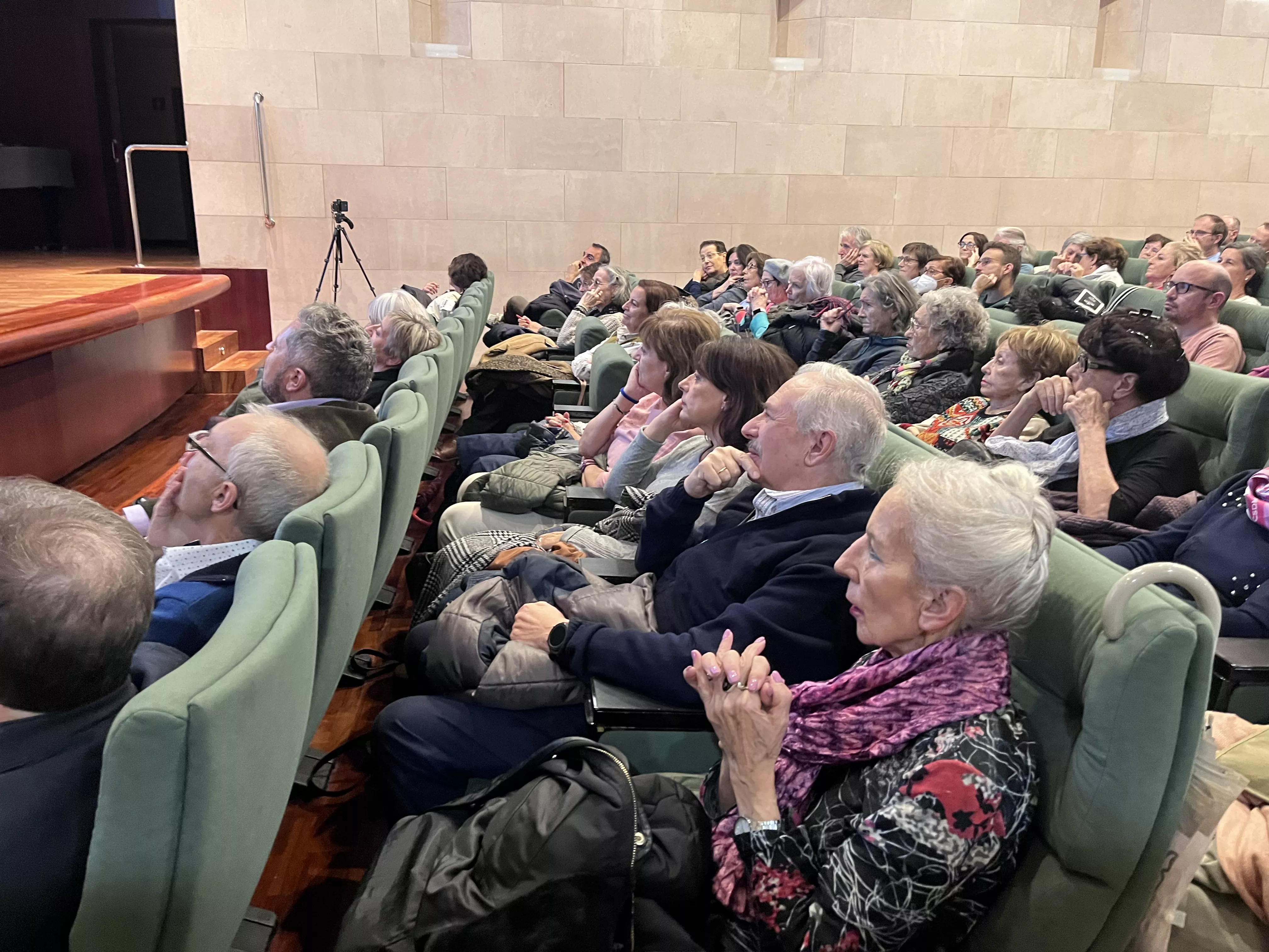 Público asistente al diálogo entre Luis García Montero y Aroa Moreno. Foto Mercedes Manterola