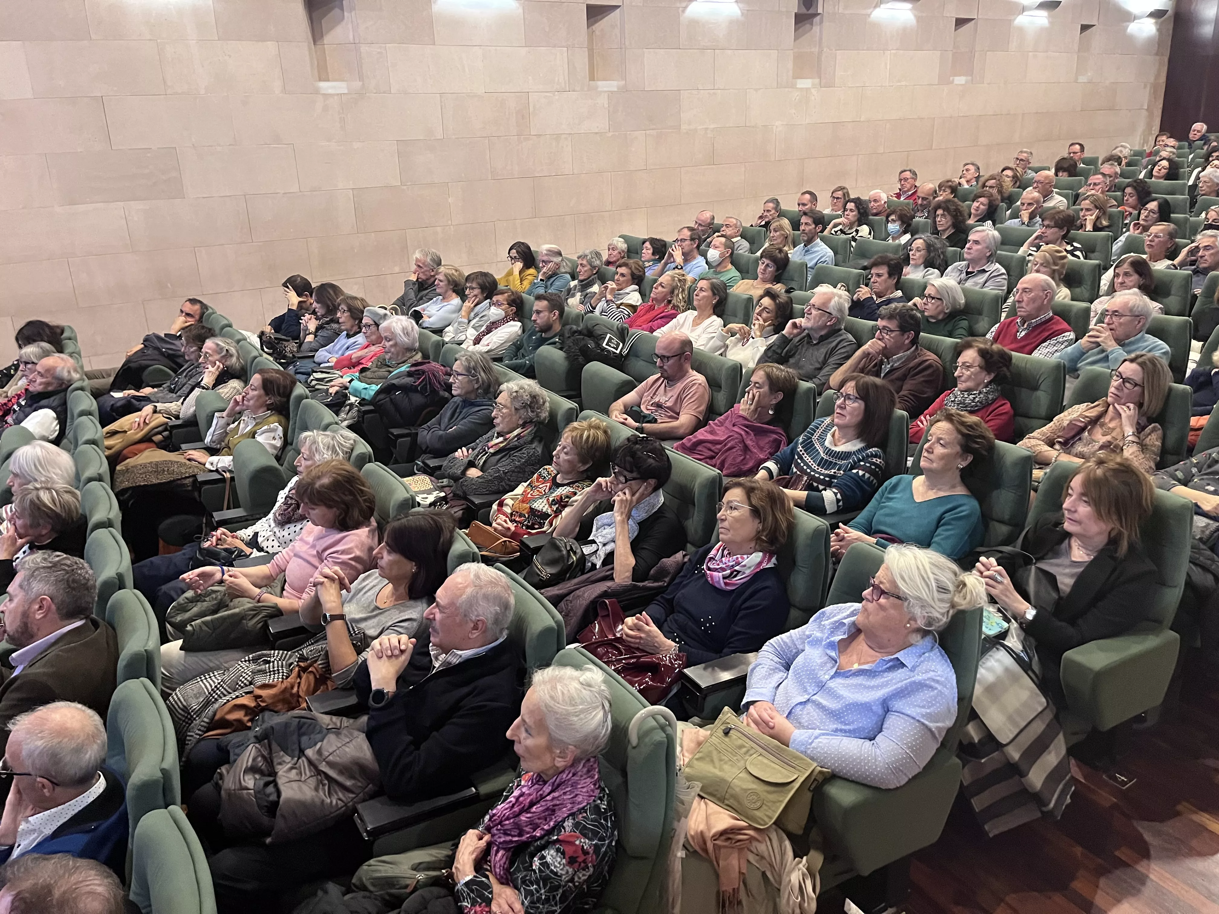 Público asistente al diálogo entre Luis García Montero y Aroa Moreno. Foto Mercedes Manterola