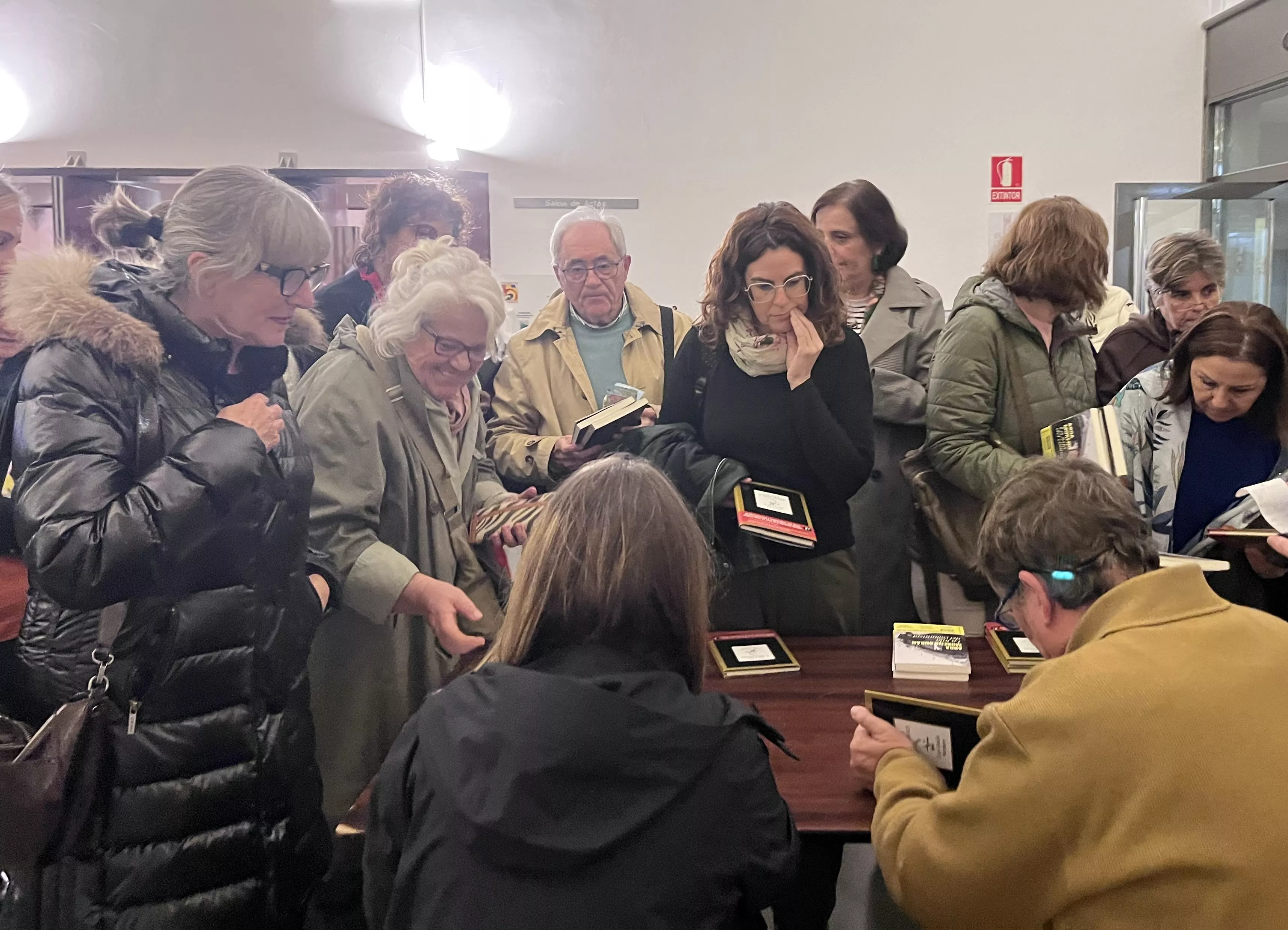 Firma de libros en la DPH. Foto Mercedes Manterola