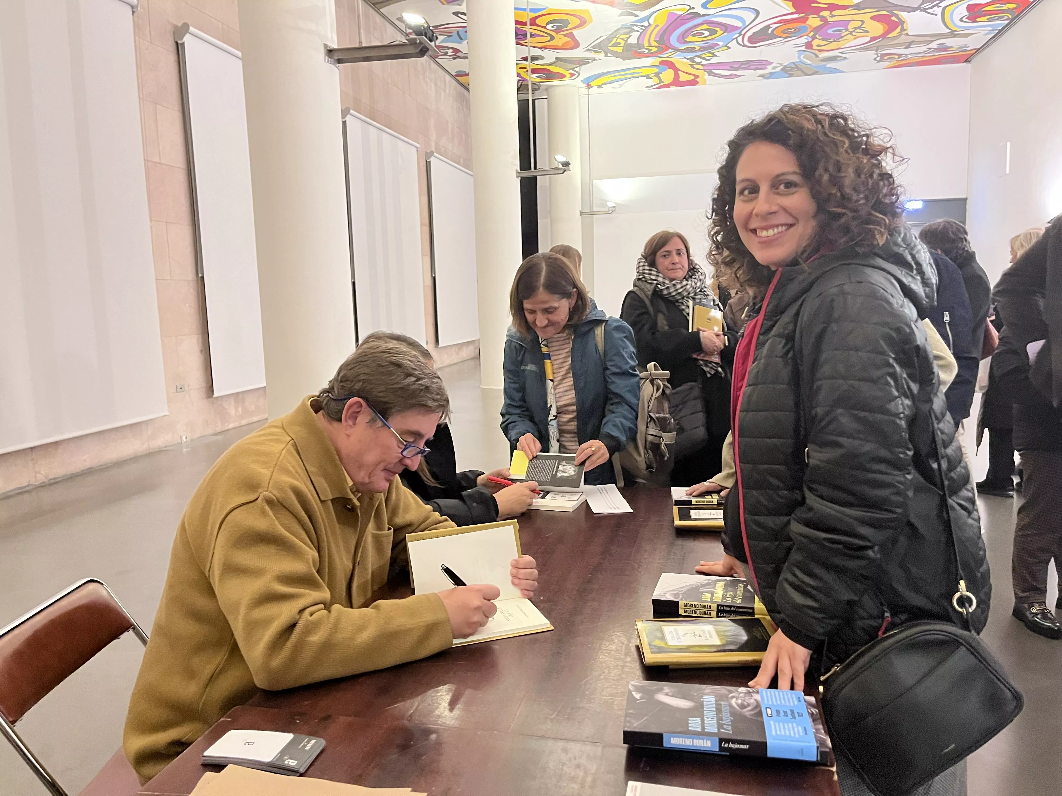 Luis García Montero y Aroa Moreno en la firma de libros, Foto Mercedes Manterola