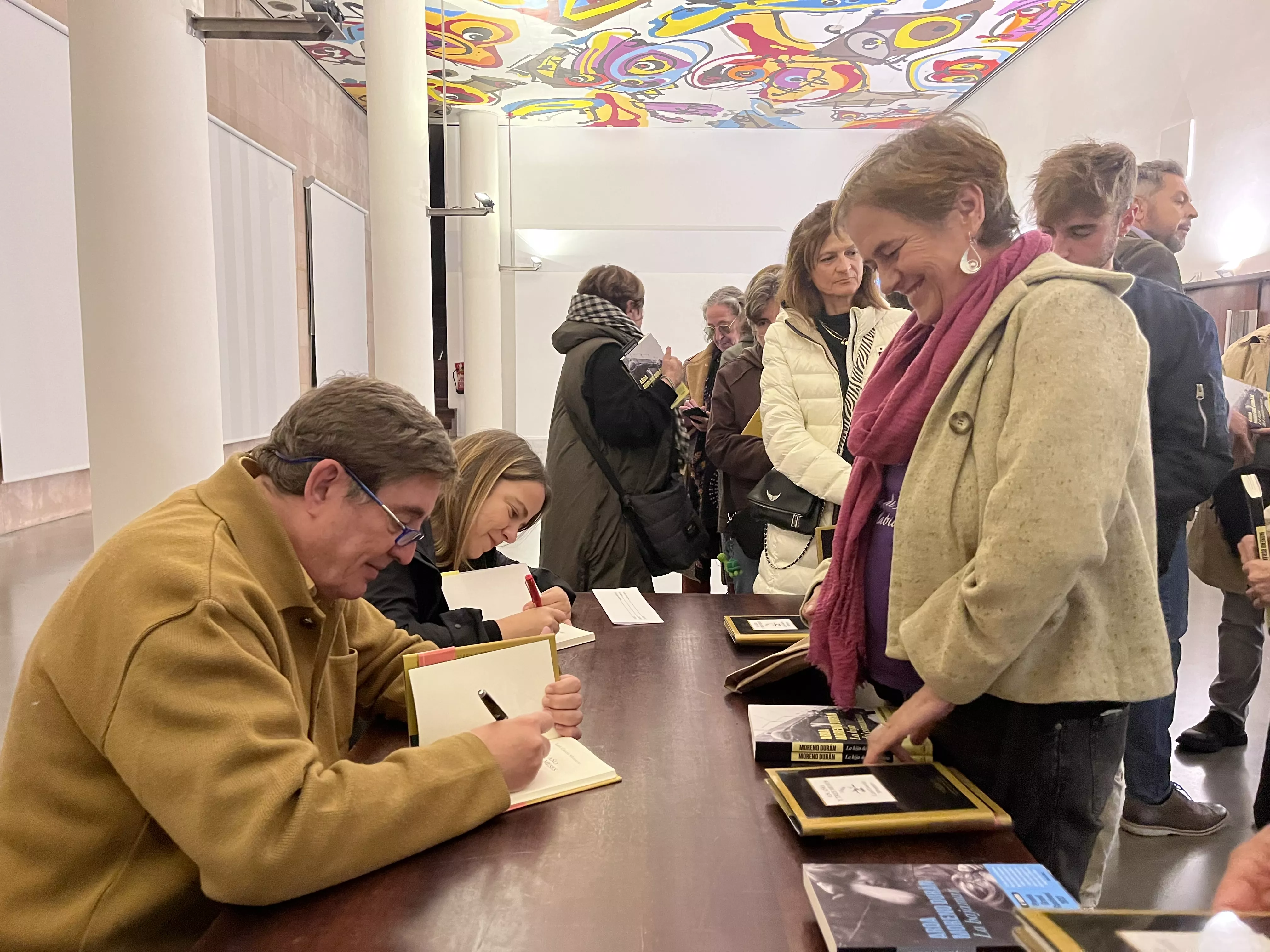 Luis García Montero y Aroa Moreno en la firma de libros, Foto Mercedes Manterola
