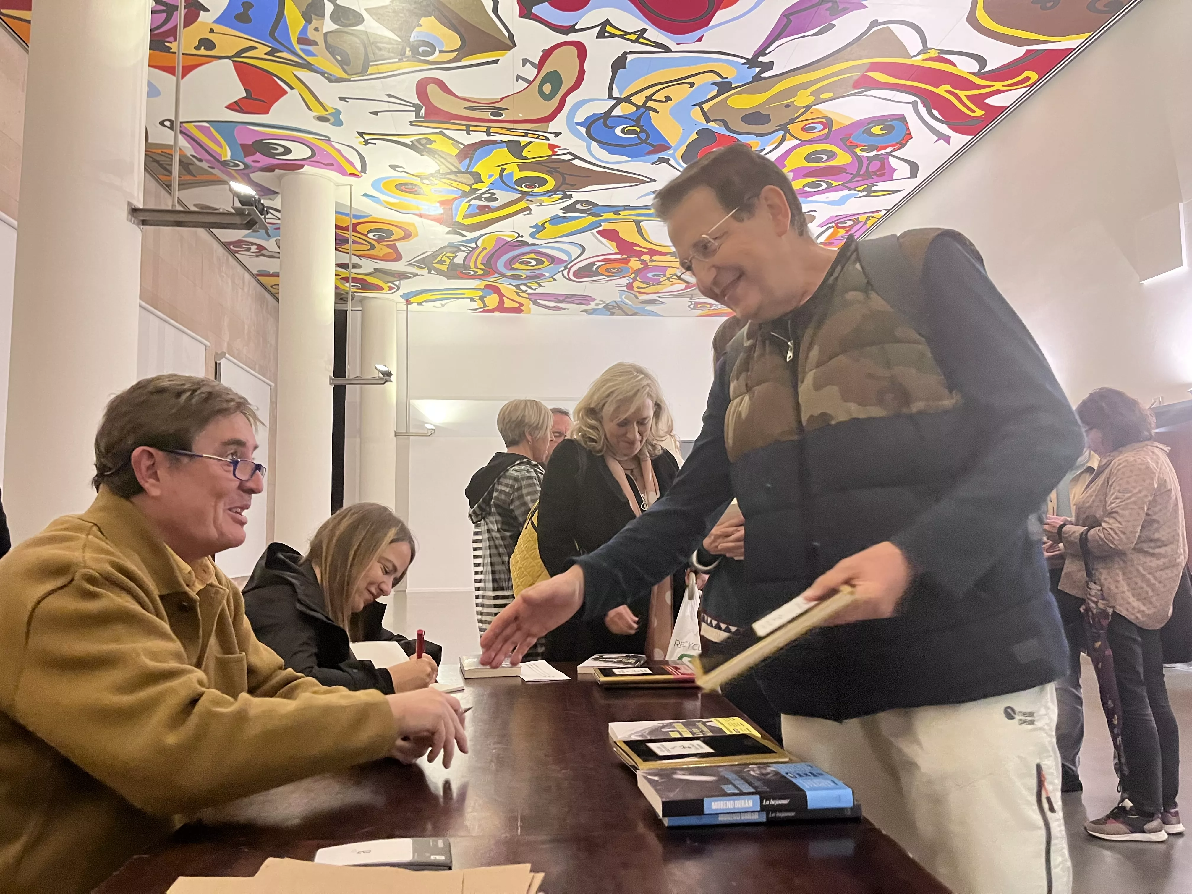 Luis García Montero y Aroa Moreno en la firma de libros, Foto Mercedes Manterola