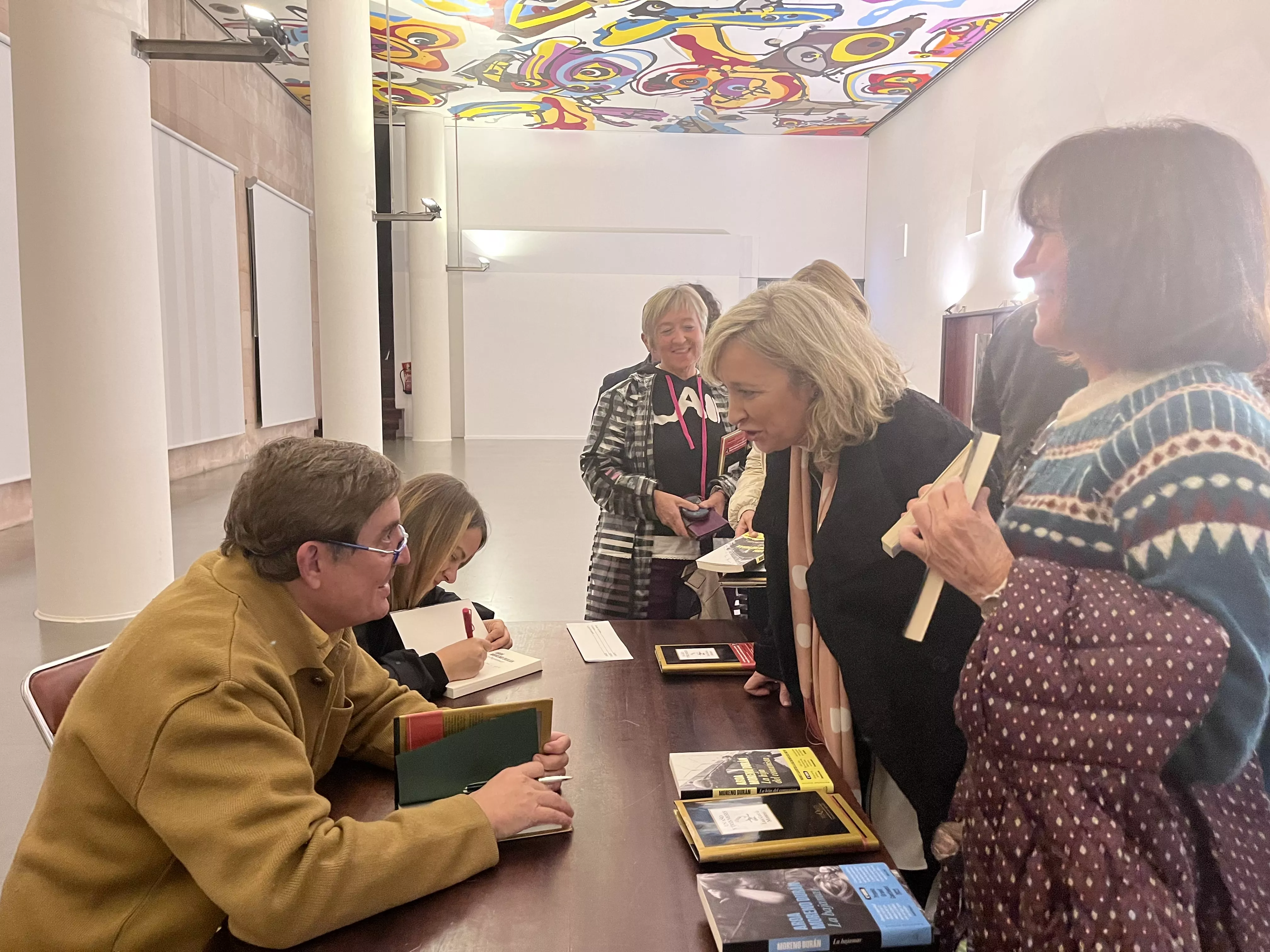 Luis García Montero y Aroa Moreno en la firma de libros, Foto Mercedes Manterola