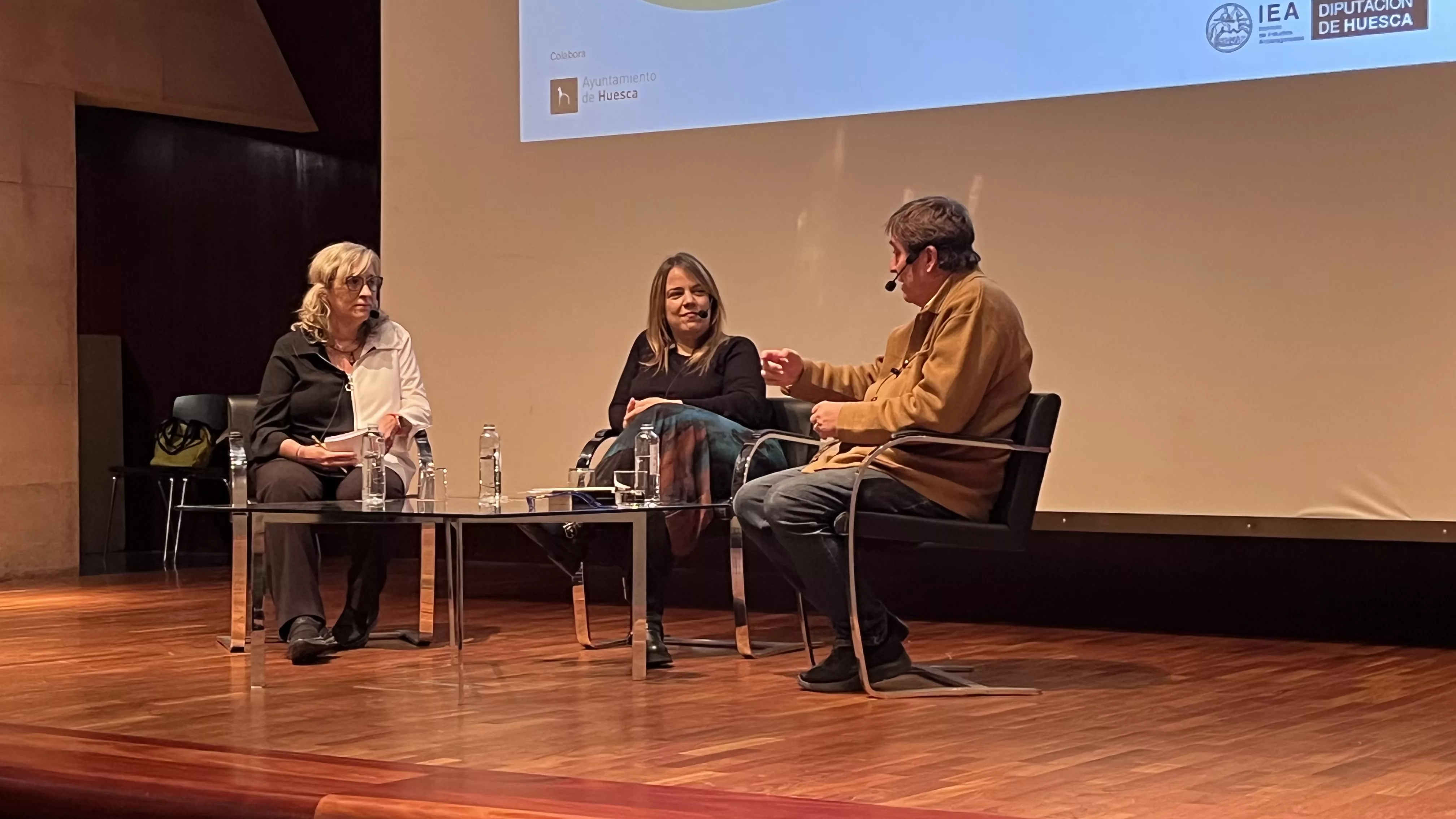 Aroa Moreno y Luis García Montero en el diálogo entre escritores moderado por Myriam Martínez. Foto Mercedes Manterola