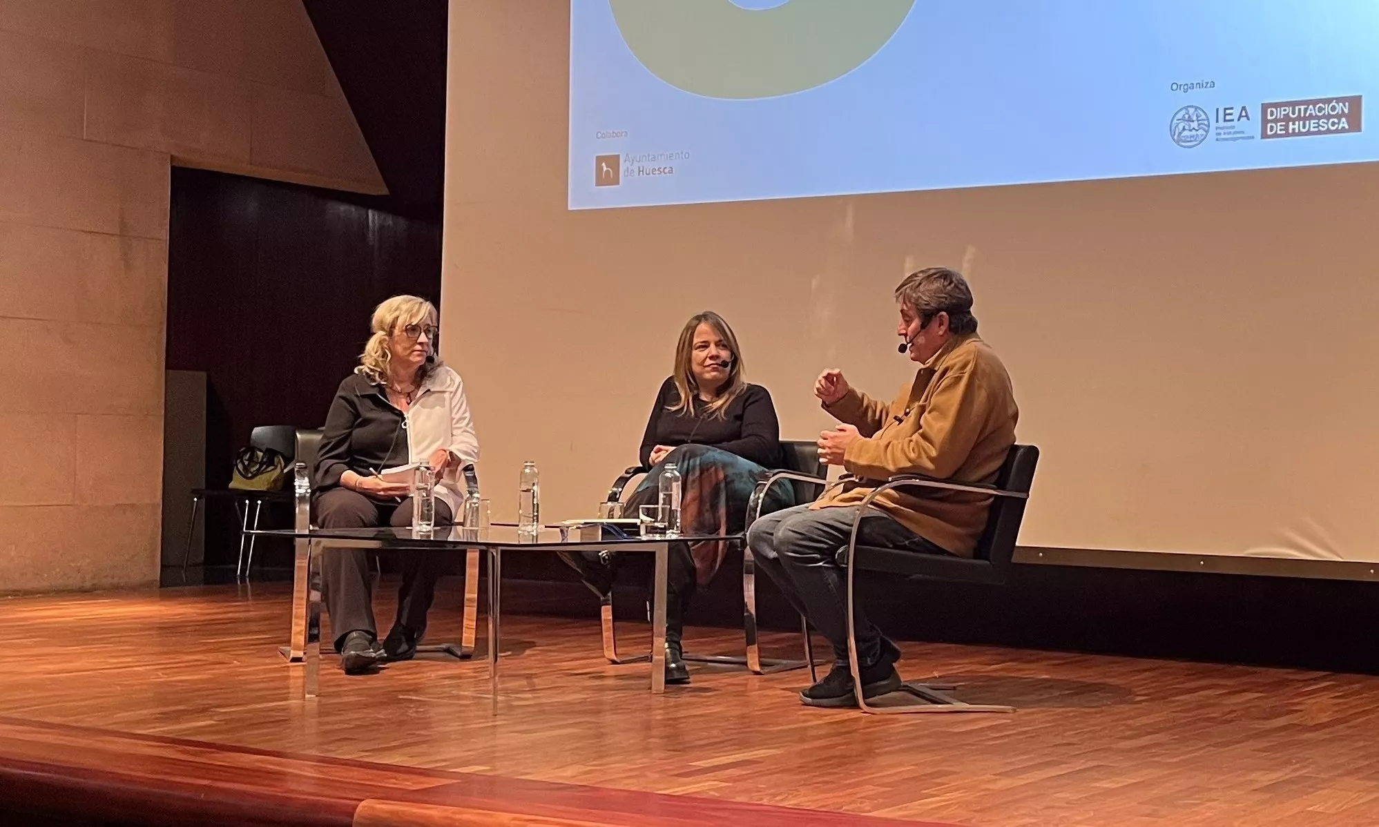 Aroa Moreno y Luis García Montero en el diálogo entre escritores moderado por Myriam Martínez. Foto Mercedes Manterola