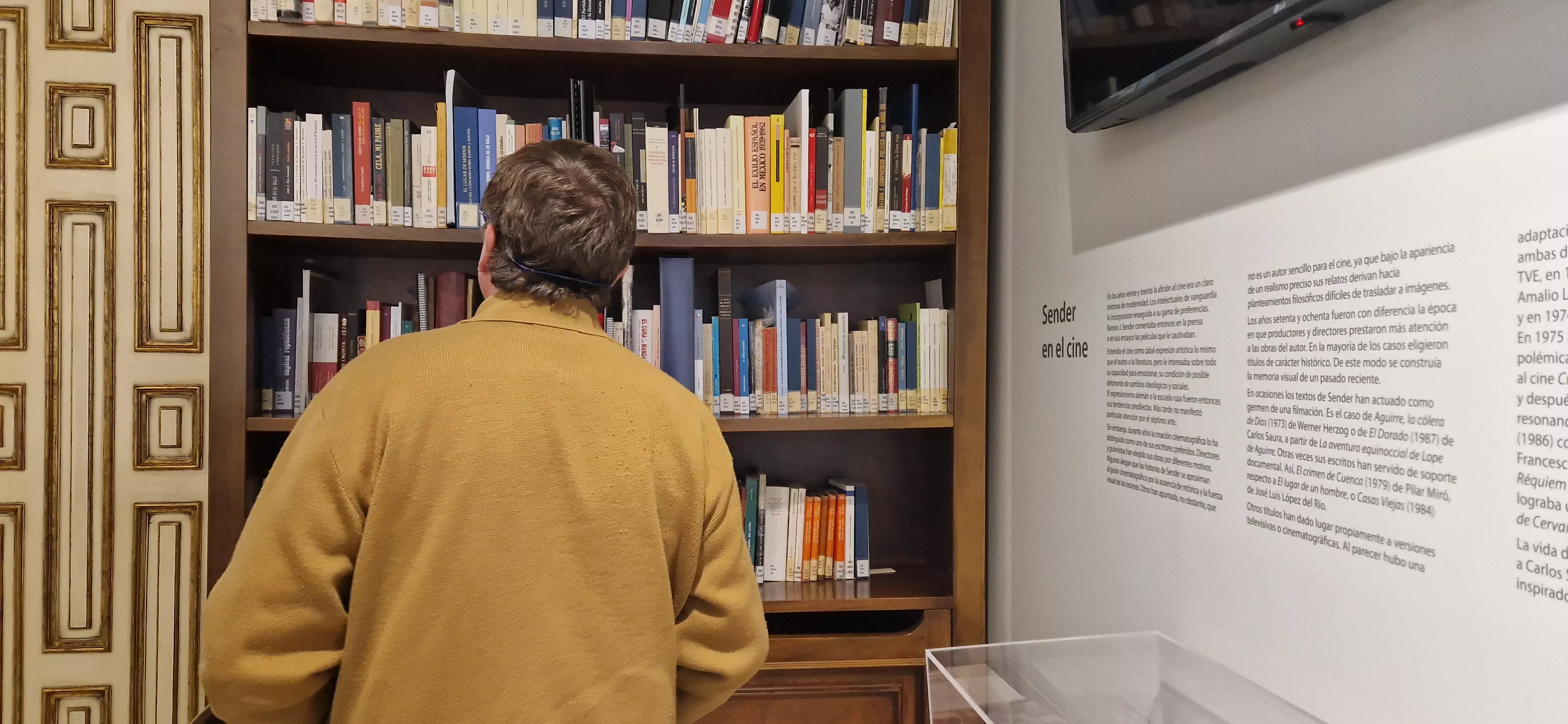 Luis García Montero y Aroa Moreno visitaron previamente el Instituto de Estudios Altoaragoneses. Foto Myriam Martínez