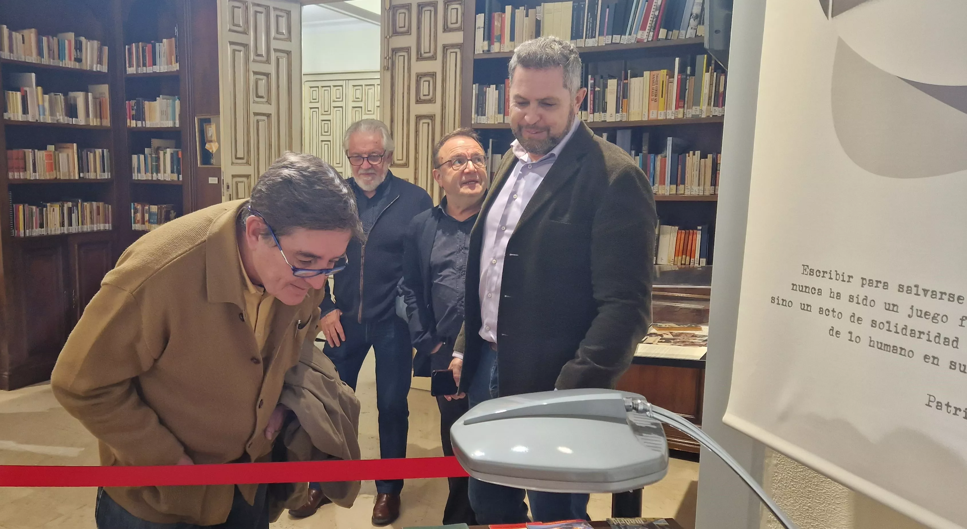 Luis García Montero y Aroa Moreno visitaron previamente el Instituto de Estudios Altoaragoneses. Foto Myriam Martínez