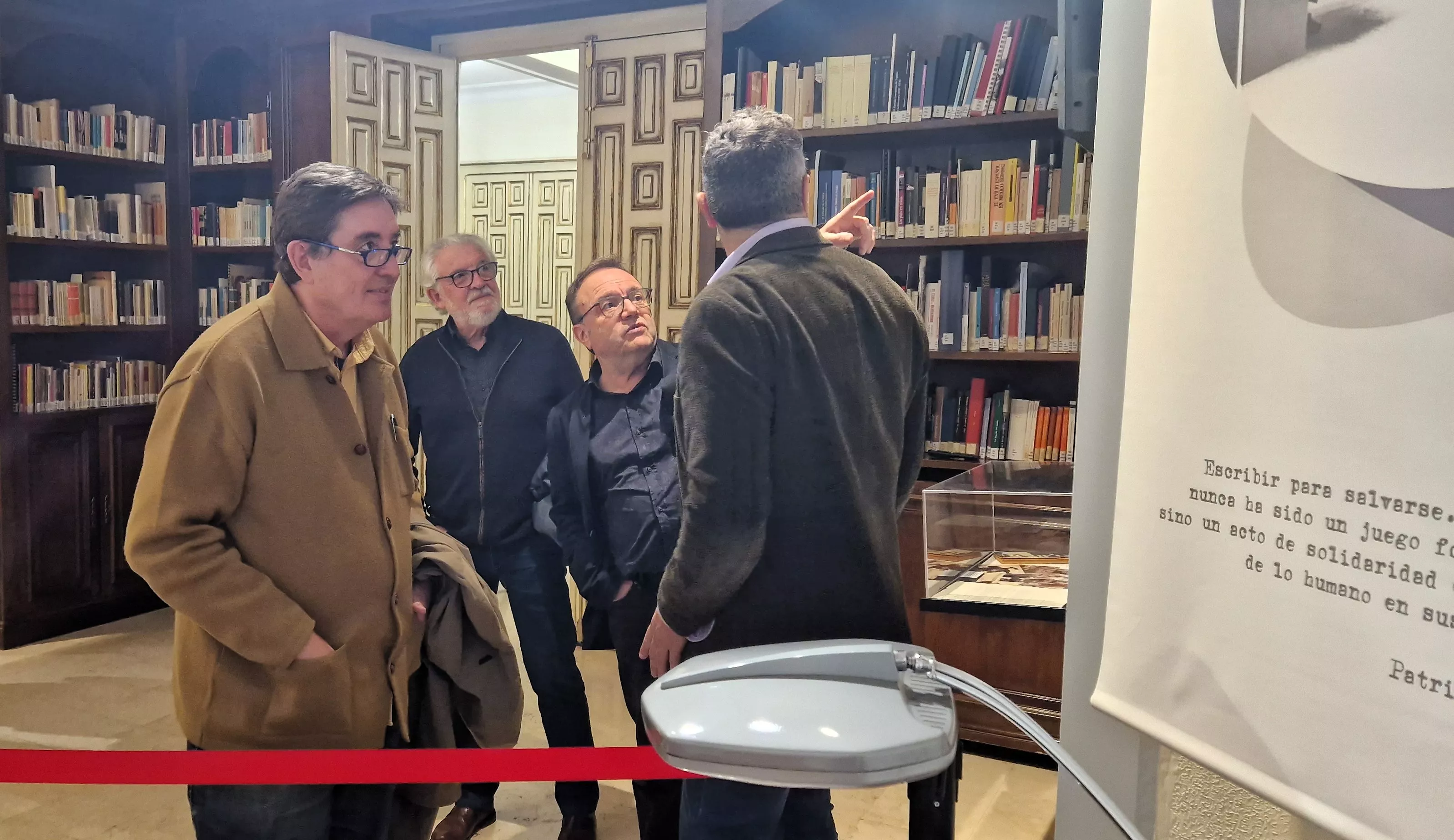 Luis García Montero y Aroa Moreno visitaron previamente el Instituto de Estudios Altoaragoneses. Foto Myriam Martínez