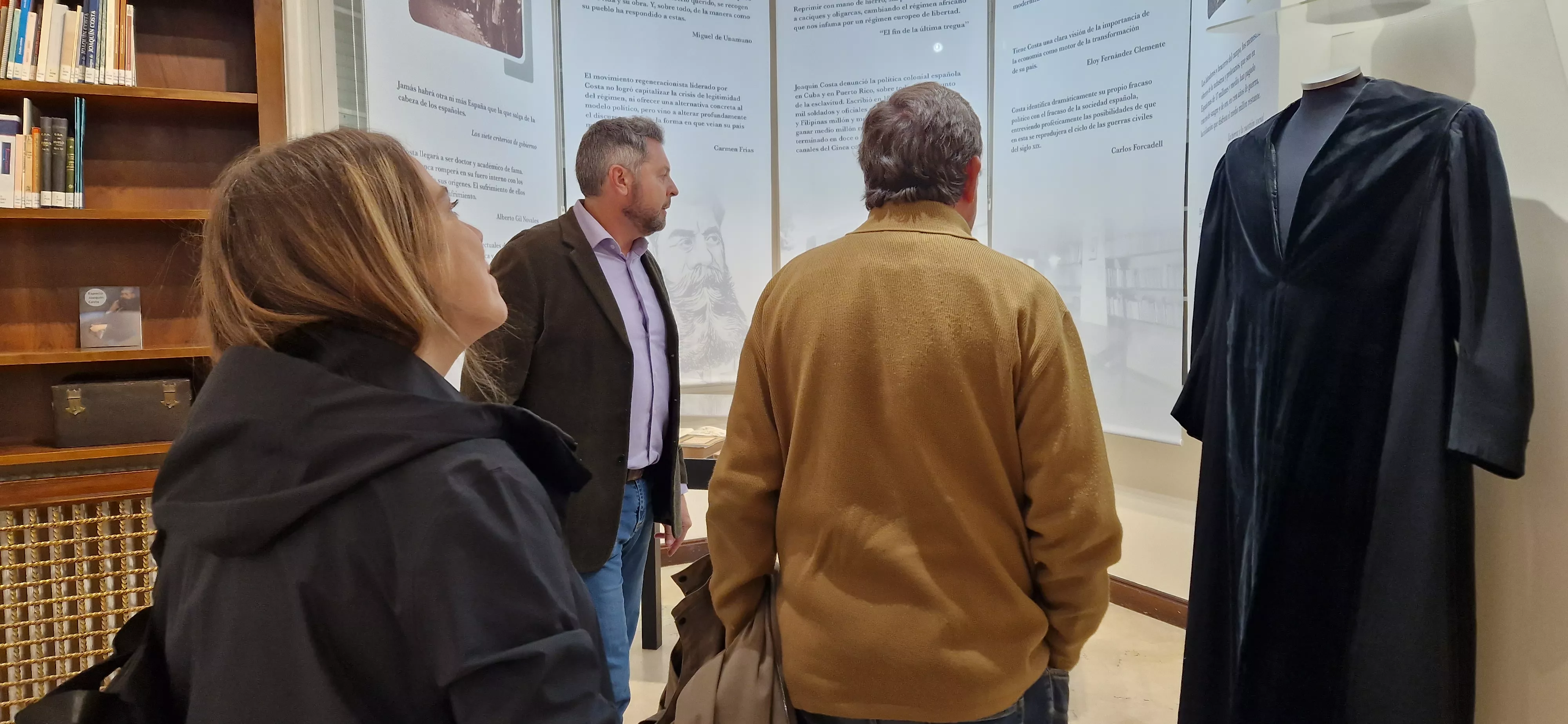 Luis García Montero y Aroa Moreno visitaron previamente el Instituto de Estudios Altoaragoneses. Foto Myriam Martínez