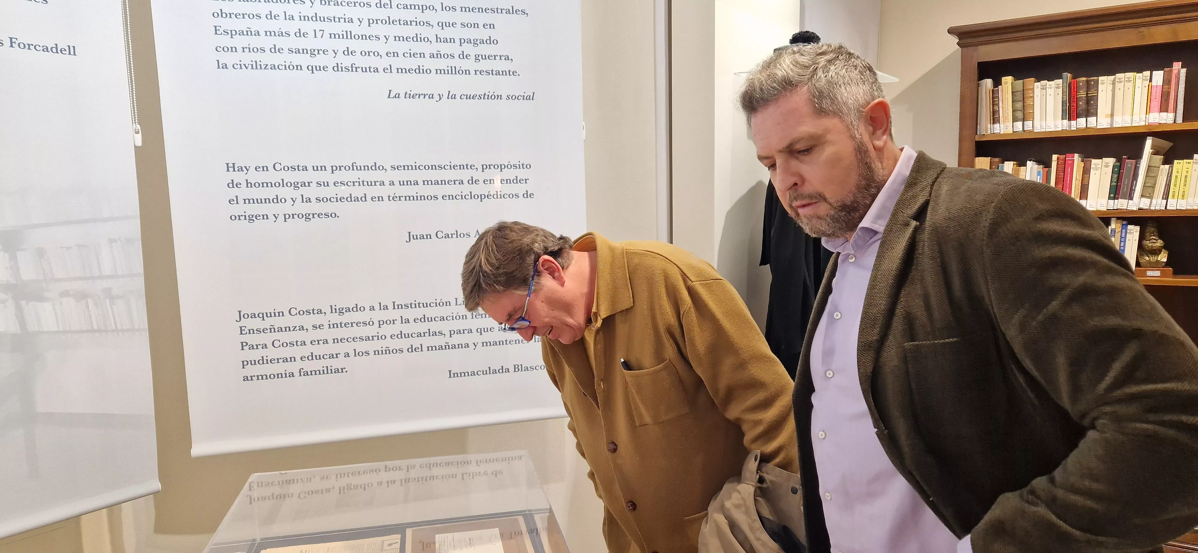 Luis García Montero y Aroa Moreno visitaron previamente el Instituto de Estudios Altoaragoneses. Foto Myriam Martínez