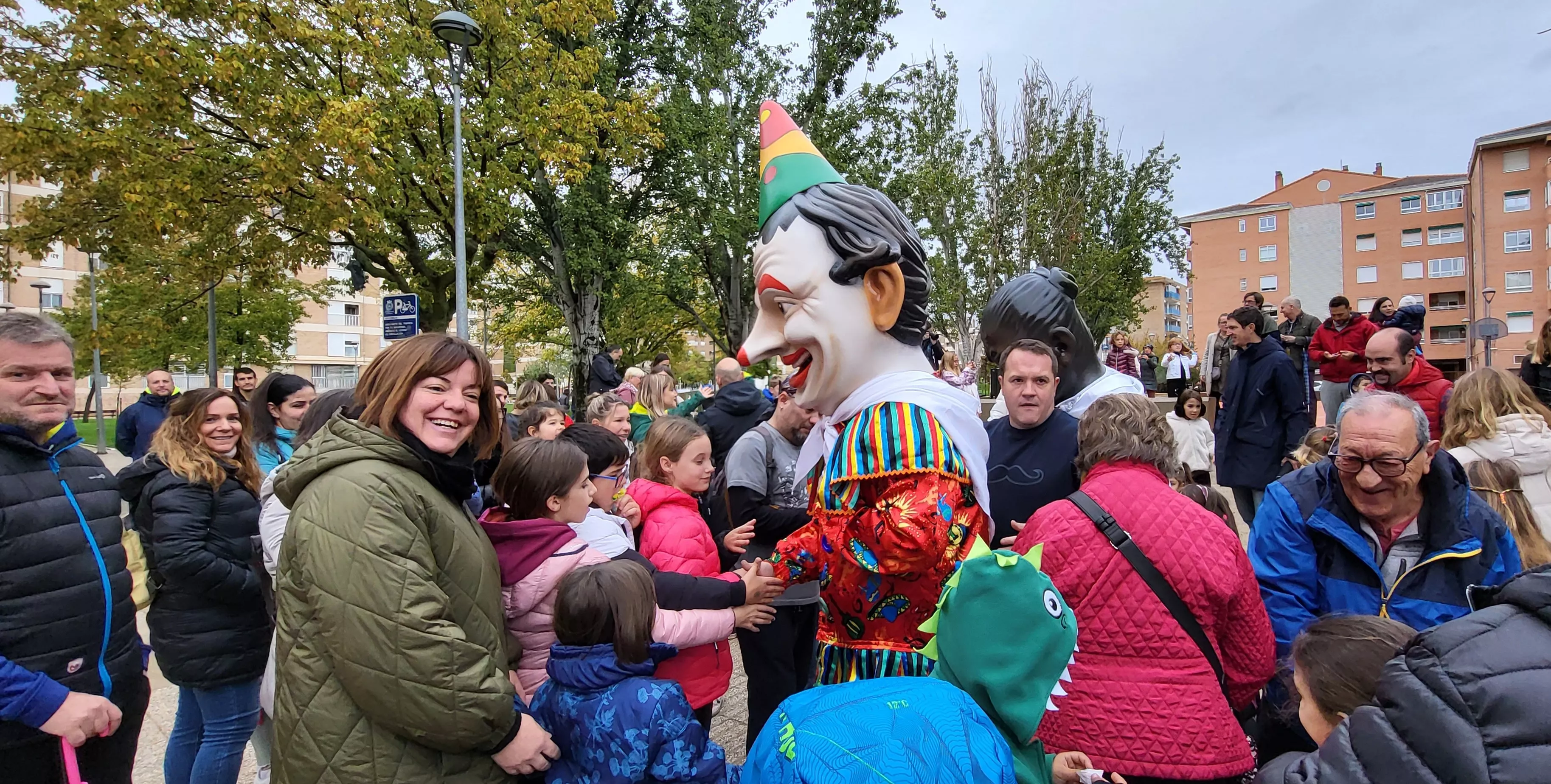 El Payaso y La Abueleta saludan a los niños en el inicio de las fiestas de San Martín. Foto Mercedes Manterola