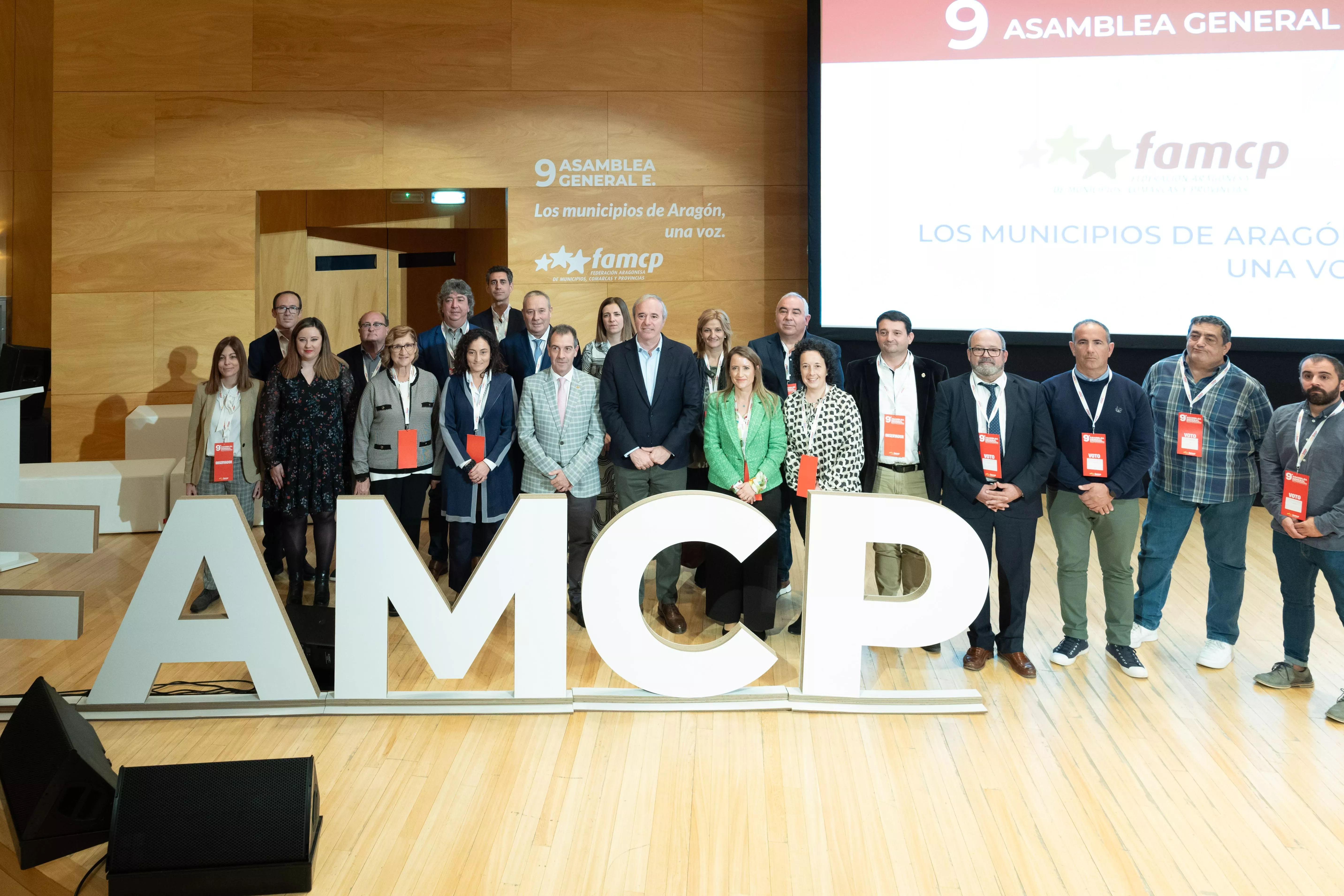 Jorge Azcón junto a munícipes en la asamblea de la FAMCP
