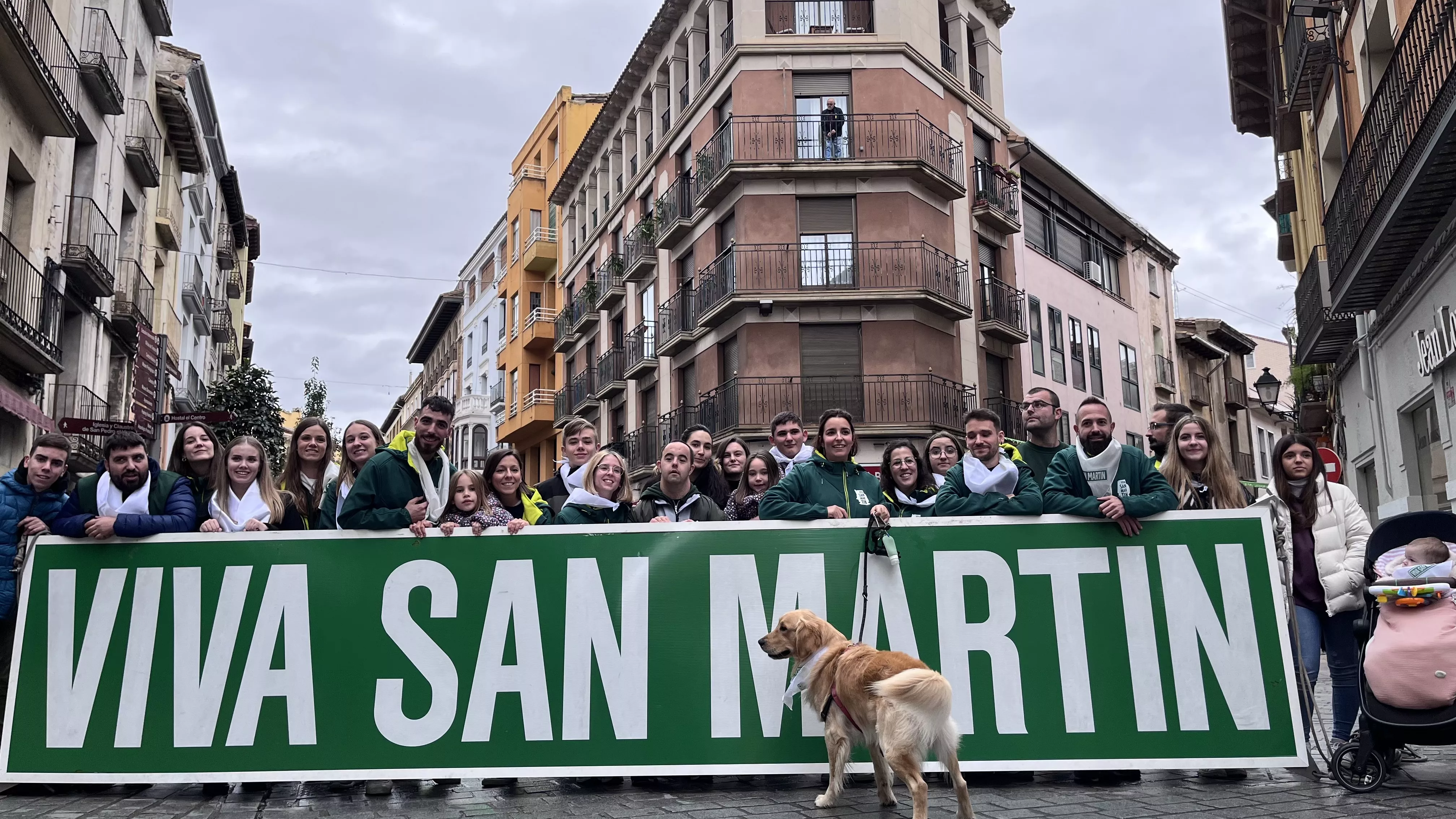 Tradicional instalación del cartel de "Viva San Martín" en el Coso Bajo. Foto Mercedes Manterola