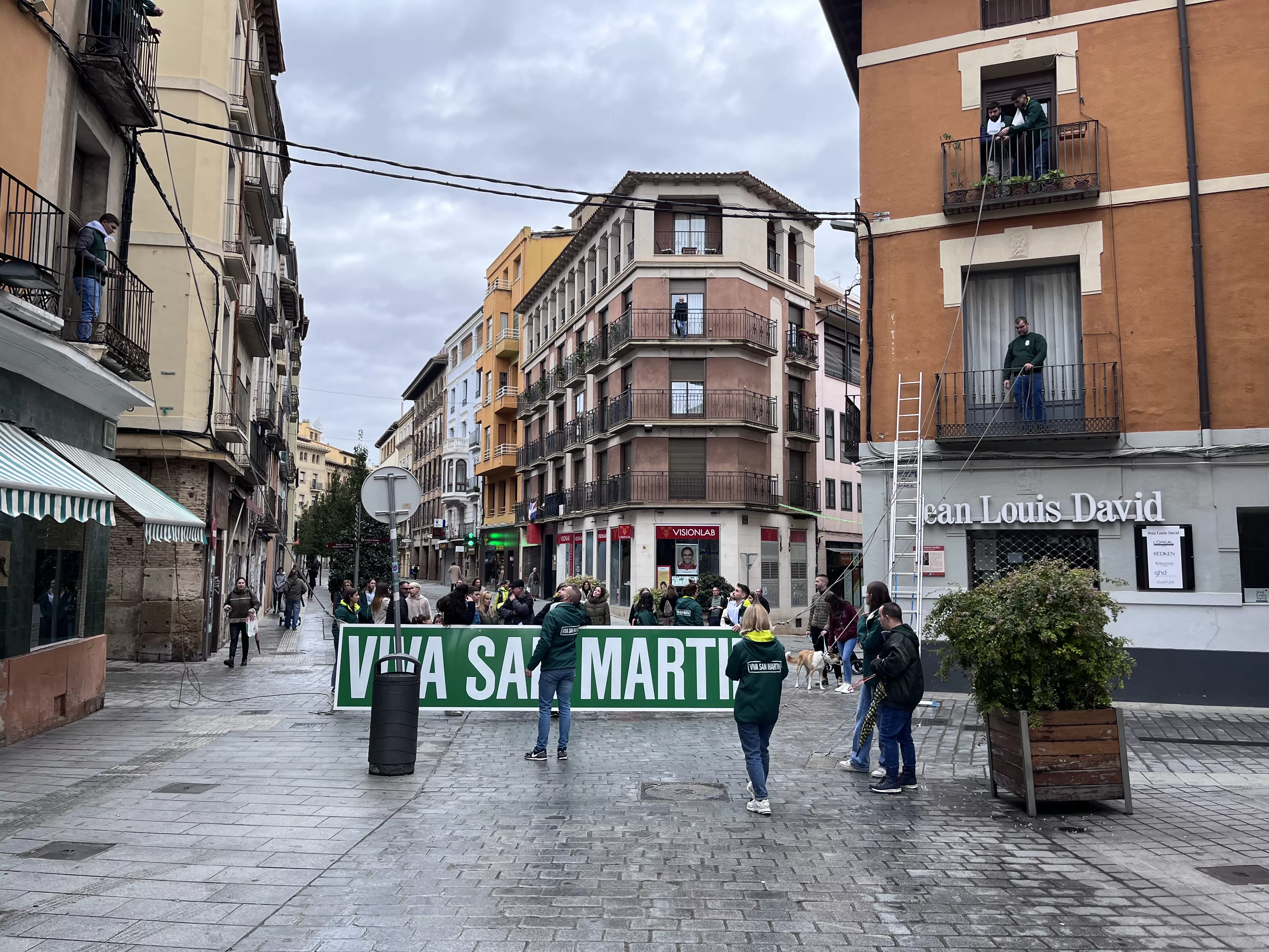 Tradicional instalación del cartel de "Viva San Martín" en el Coso Bajo. Foto Mercedes Manterola