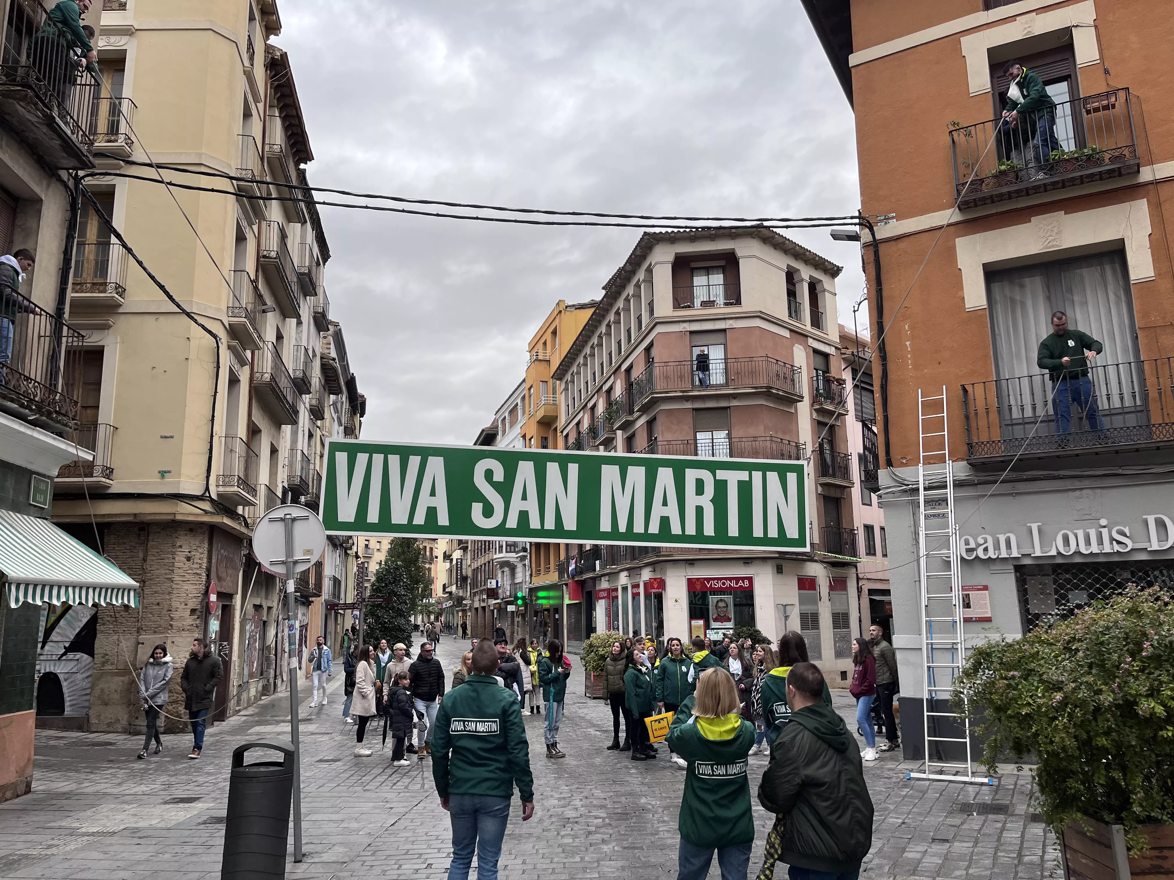 Tradicional instalación del cartel de "Viva San Martín" en el Coso Bajo. Foto Mercedes Manterola