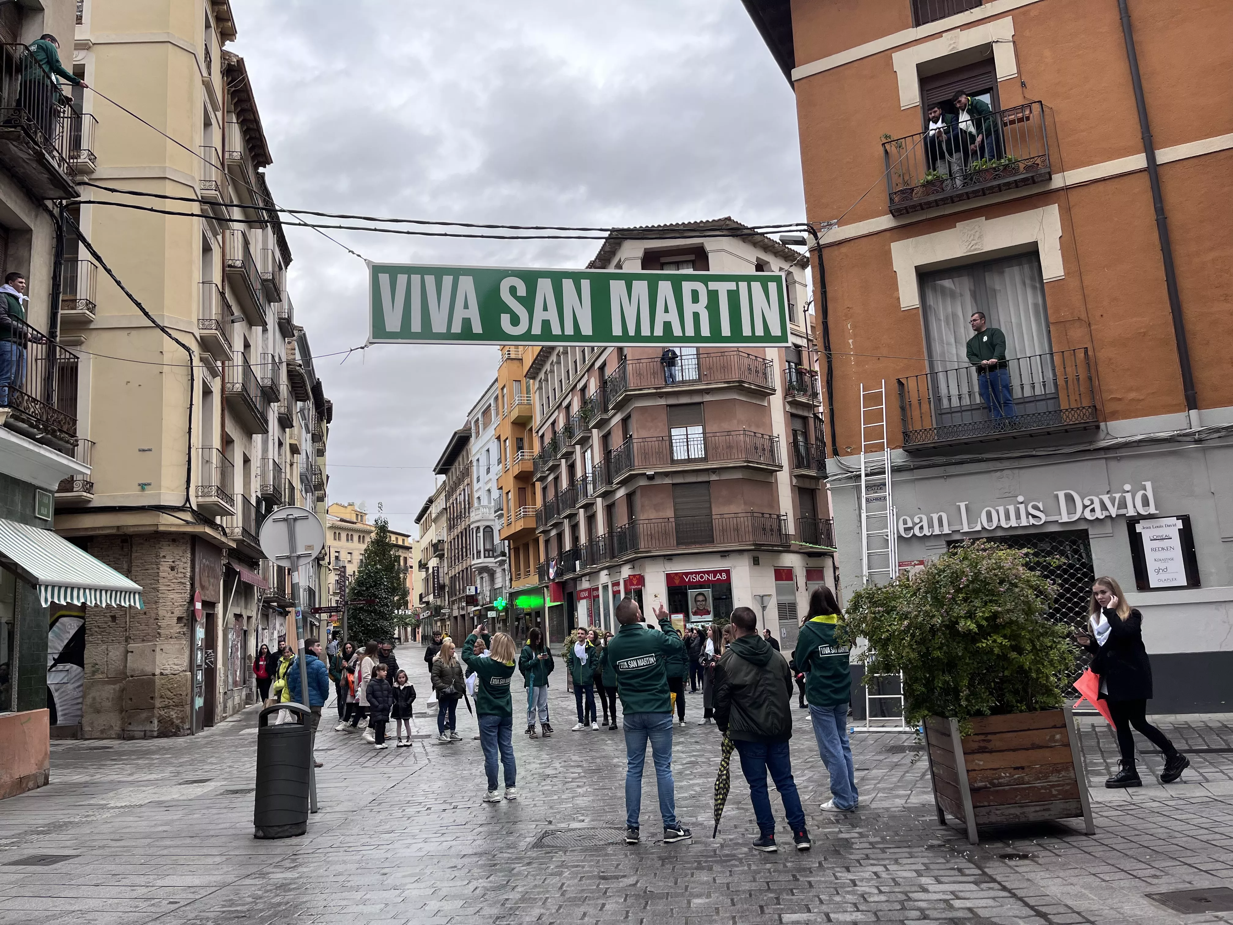 Tradicional instalación del cartel de "Viva San Martín" en el Coso Bajo. Foto Mercedes Manterola