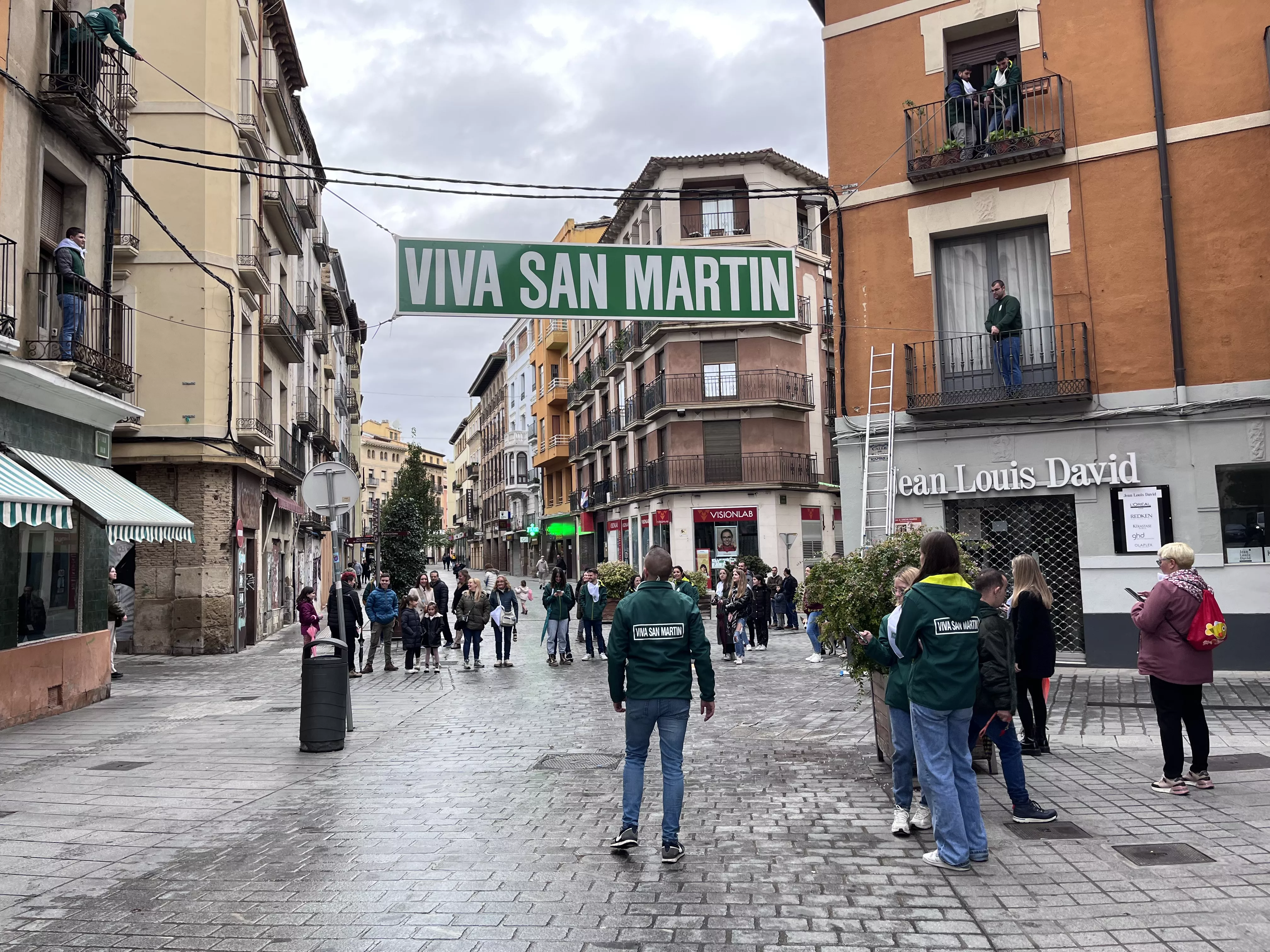 Tradicional instalación del cartel de "Viva San Martín" en el Coso Bajo. Foto Mercedes Manterola