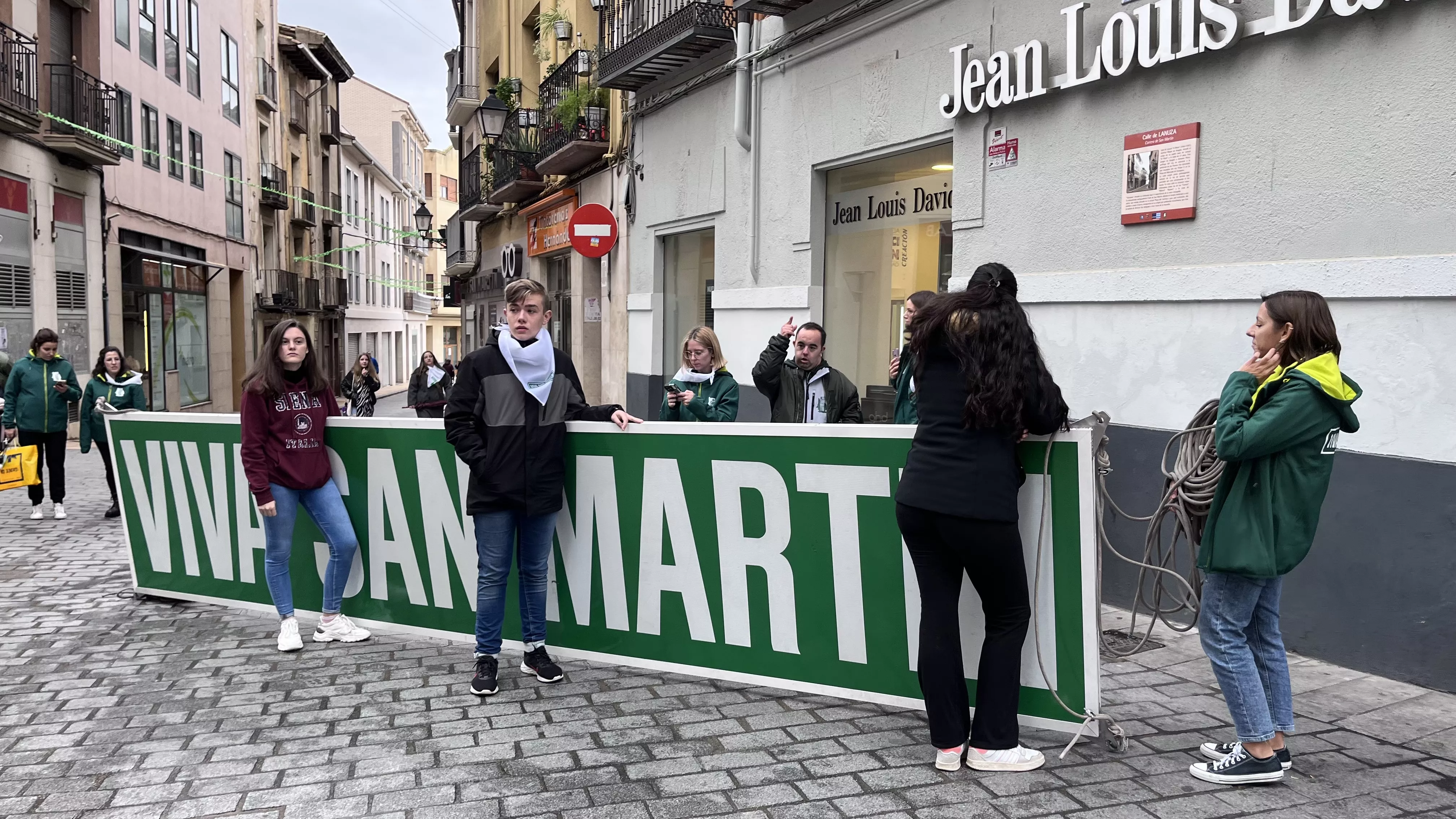 Tradicional instalación del cartel de "Viva San Martín" en el Coso Bajo. Foto Mercedes Manterola