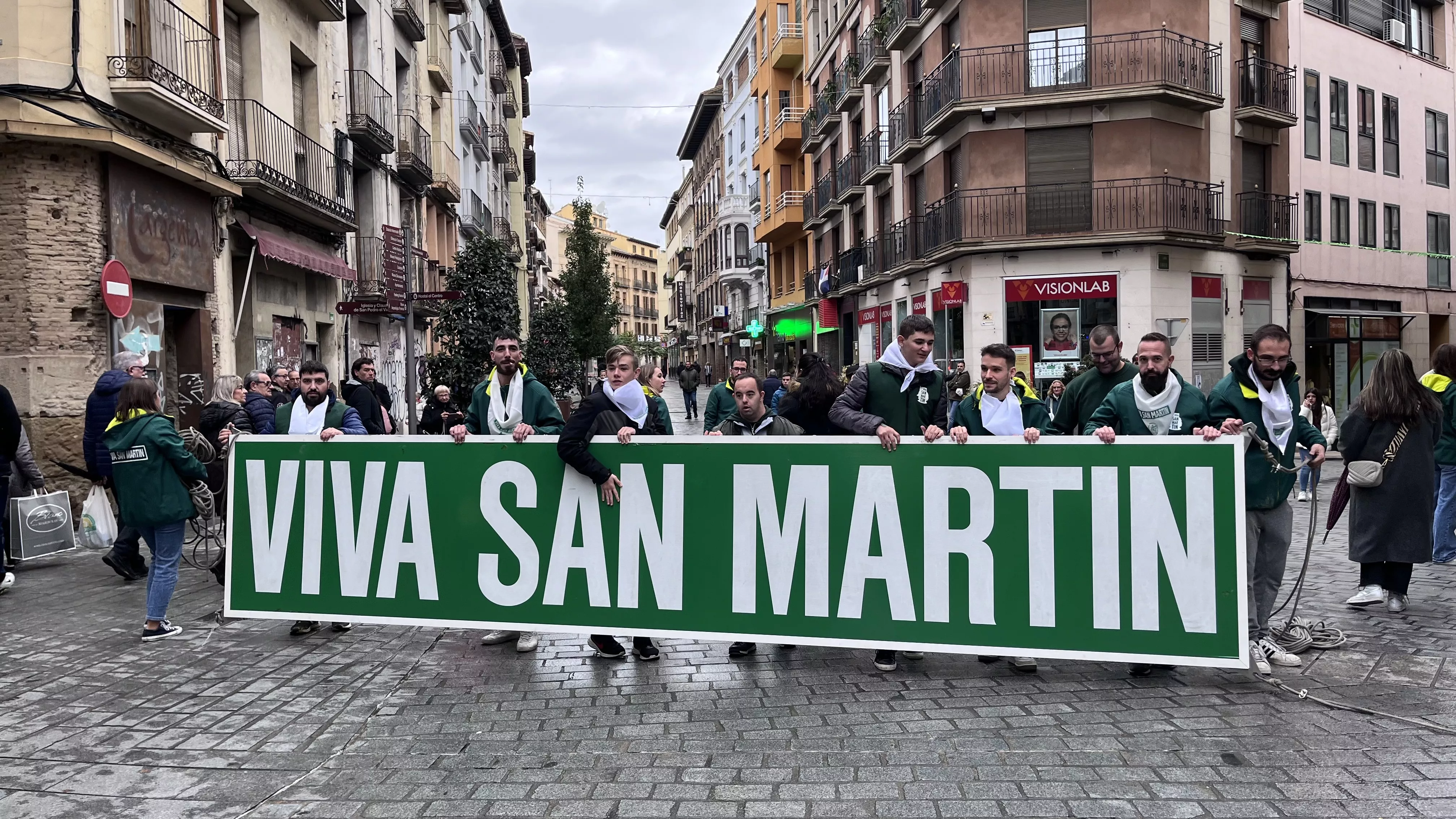 Tradicional instalación del cartel de "Viva San Martín" en el Coso Bajo. Foto Mercedes Manterola
