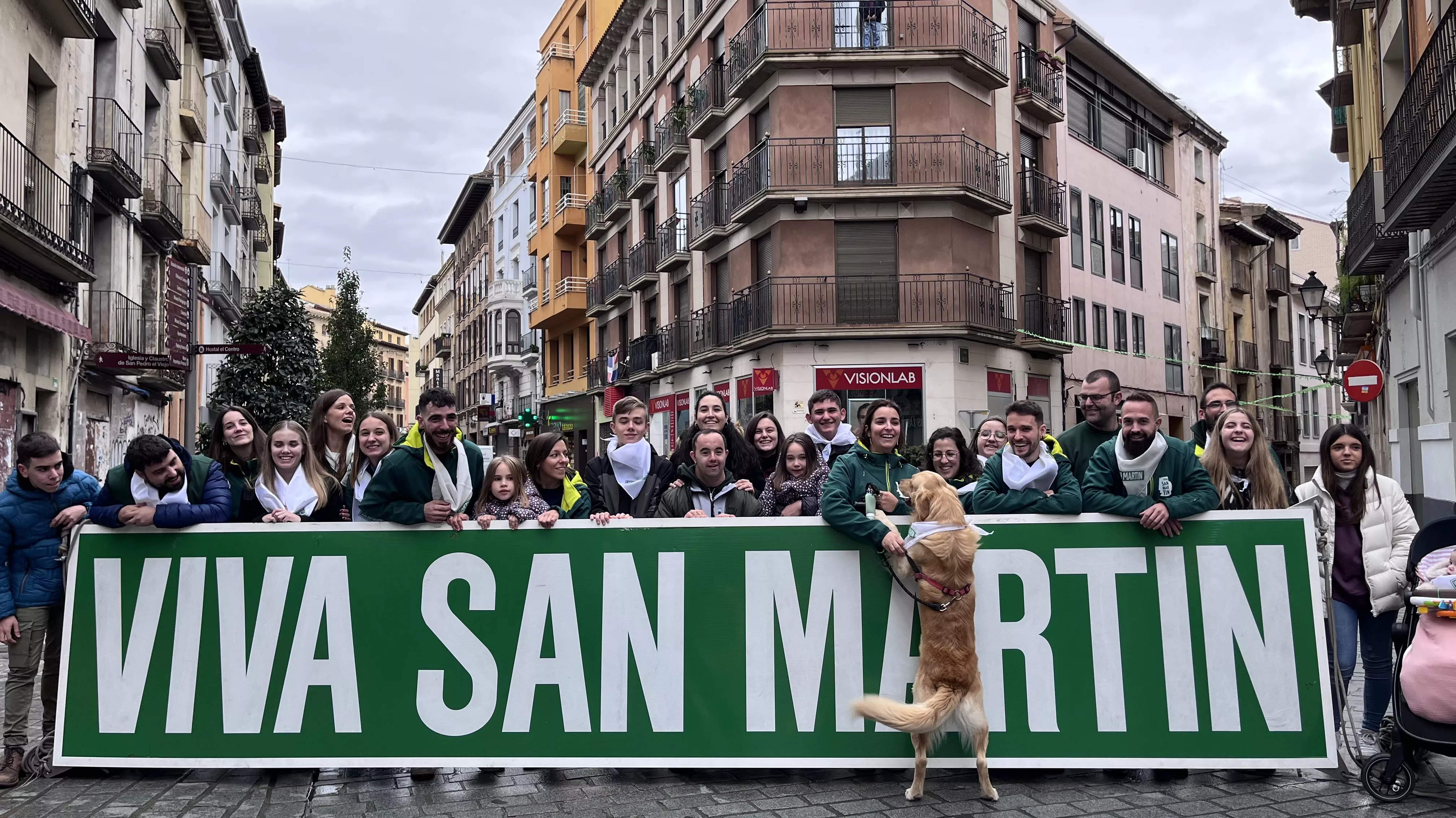 Tradicional instalación del cartel de "Viva San Martín" en el Coso Bajo. Foto Mercedes Manterola