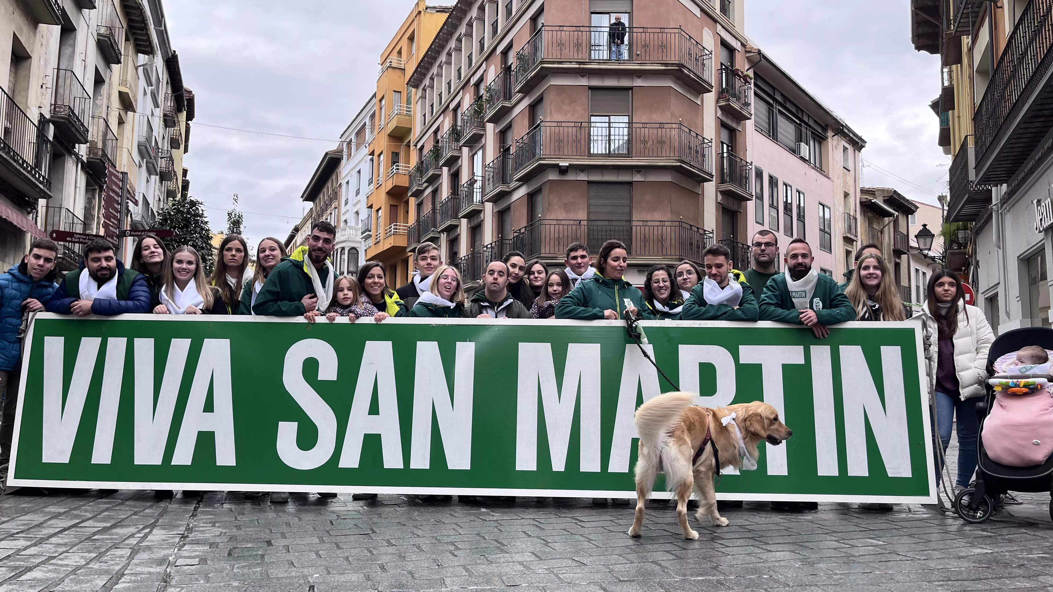 Tradicional instalación del cartel de "Viva San Martín" en el Coso Bajo. Foto Mercedes Manterola