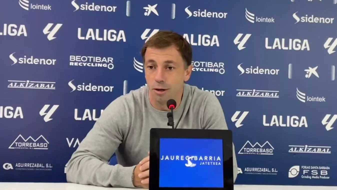 Mújika, entrenador del Amorebieta, durante la rueda de prensa previa al partido con el Huesca.