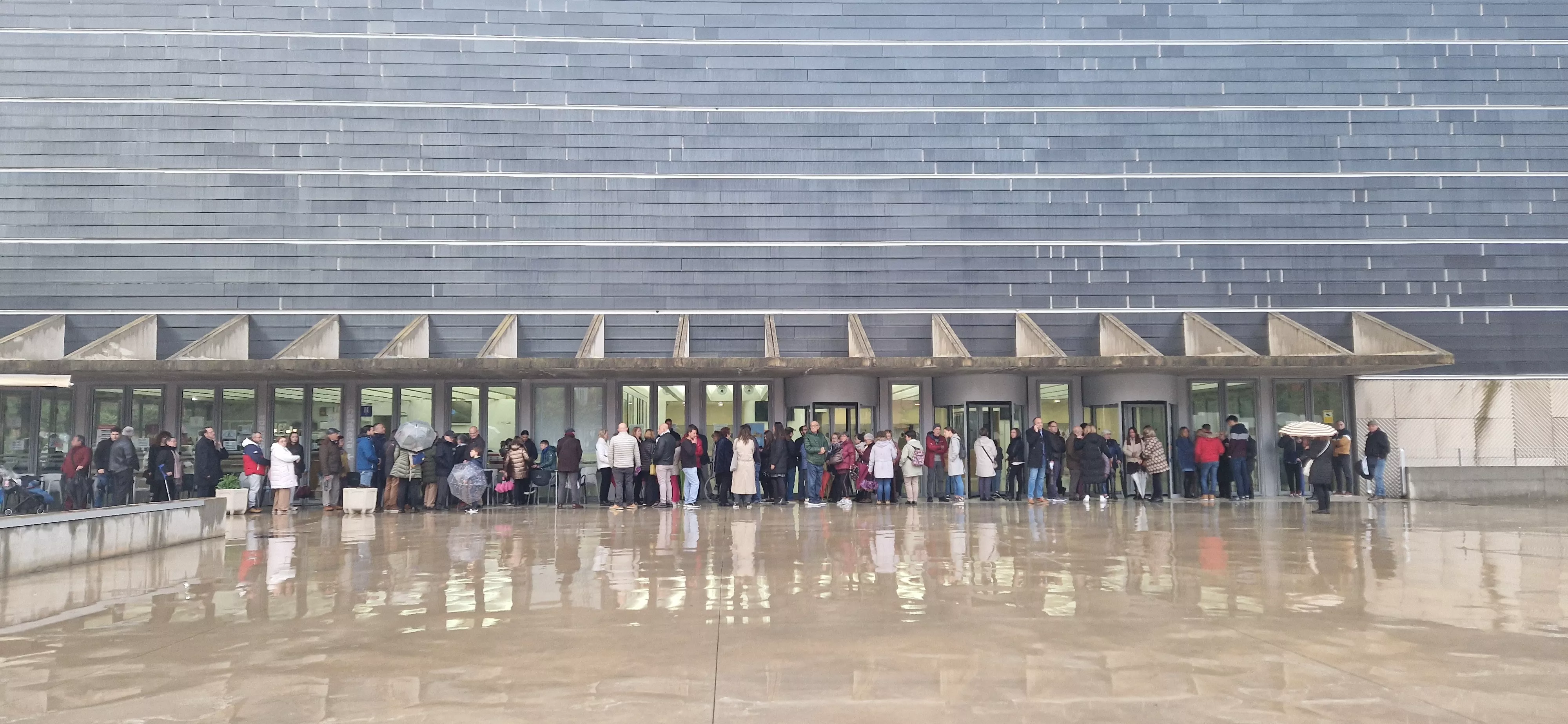 Haciendo cola para entrar a la presentación de las mairalesas y el mainate. Foto Myriam Martínez