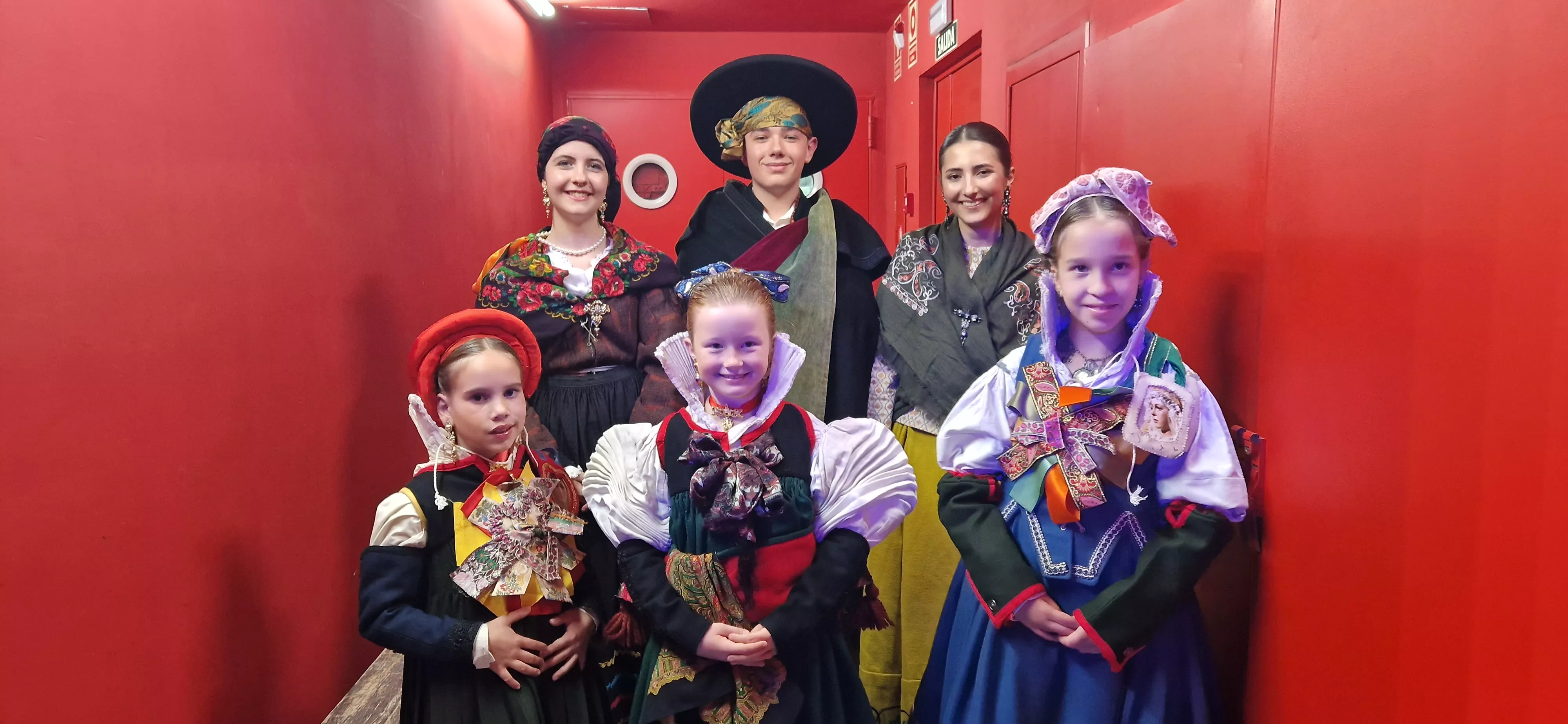 Las mairalesas y el mainate de las fiestas del barrio de San Martín 2023. Foto Myriam Martínez