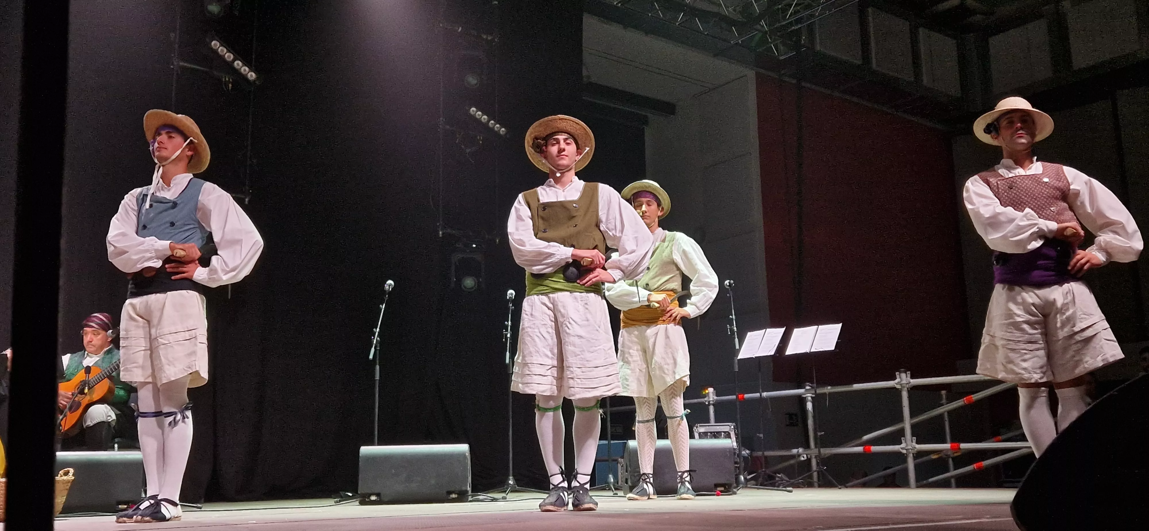 Actuación de Elenco, en la presentación de las Mairalesas y Mainate del barrio de San Martín. Foto Myriam Martínez