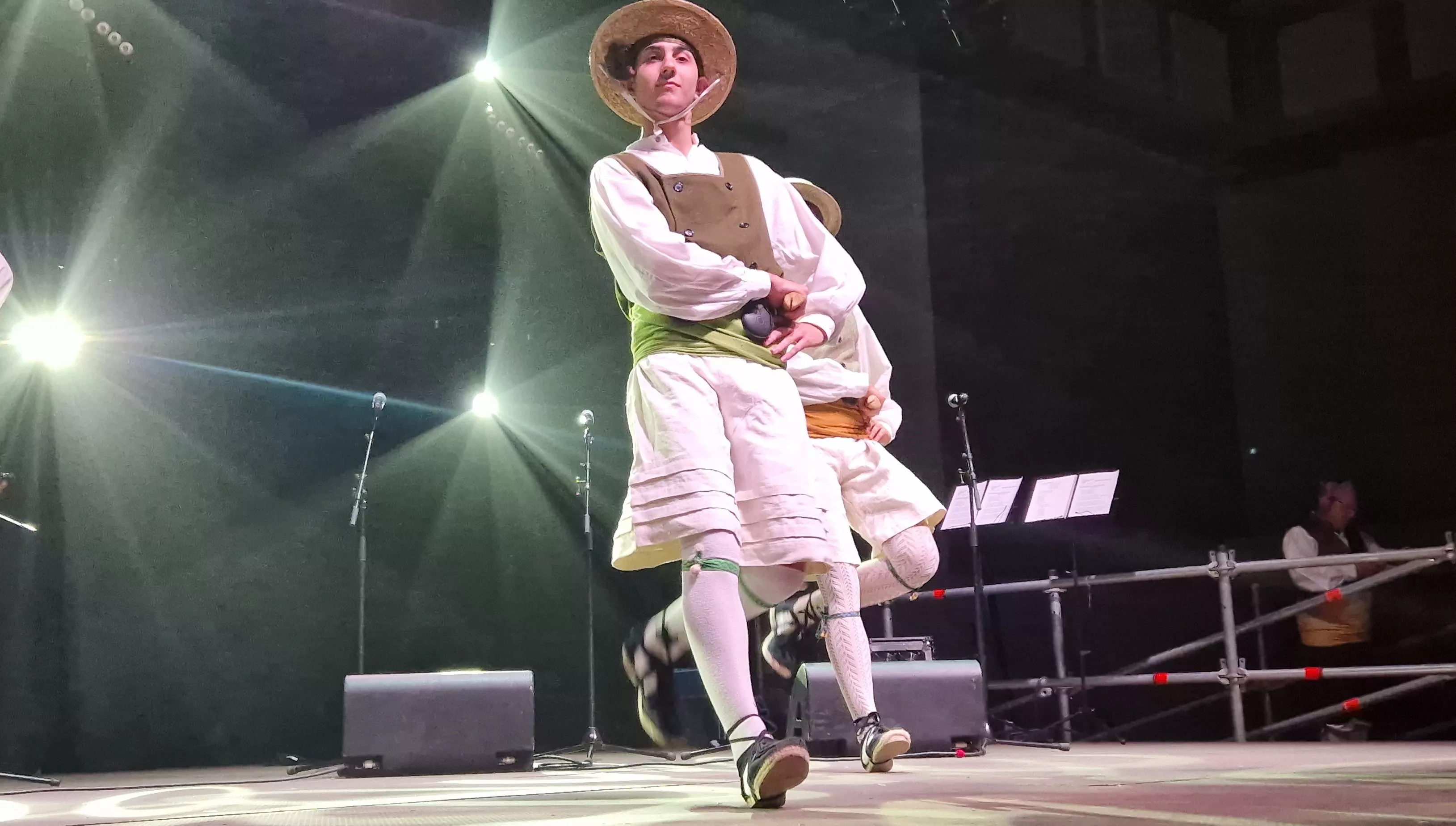 Actuación de Elenco, en la presentación de las Mairalesas y Mainate del barrio de San Martín. Foto Myriam Martínez