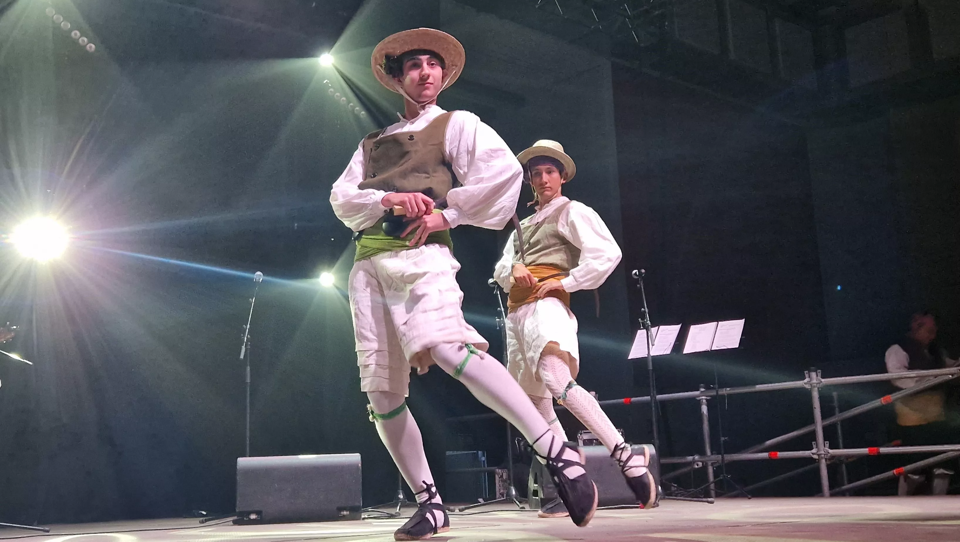 Actuación de Elenco, en la presentación de las Mairalesas y Mainate del barrio de San Martín. Foto Myriam Martínez